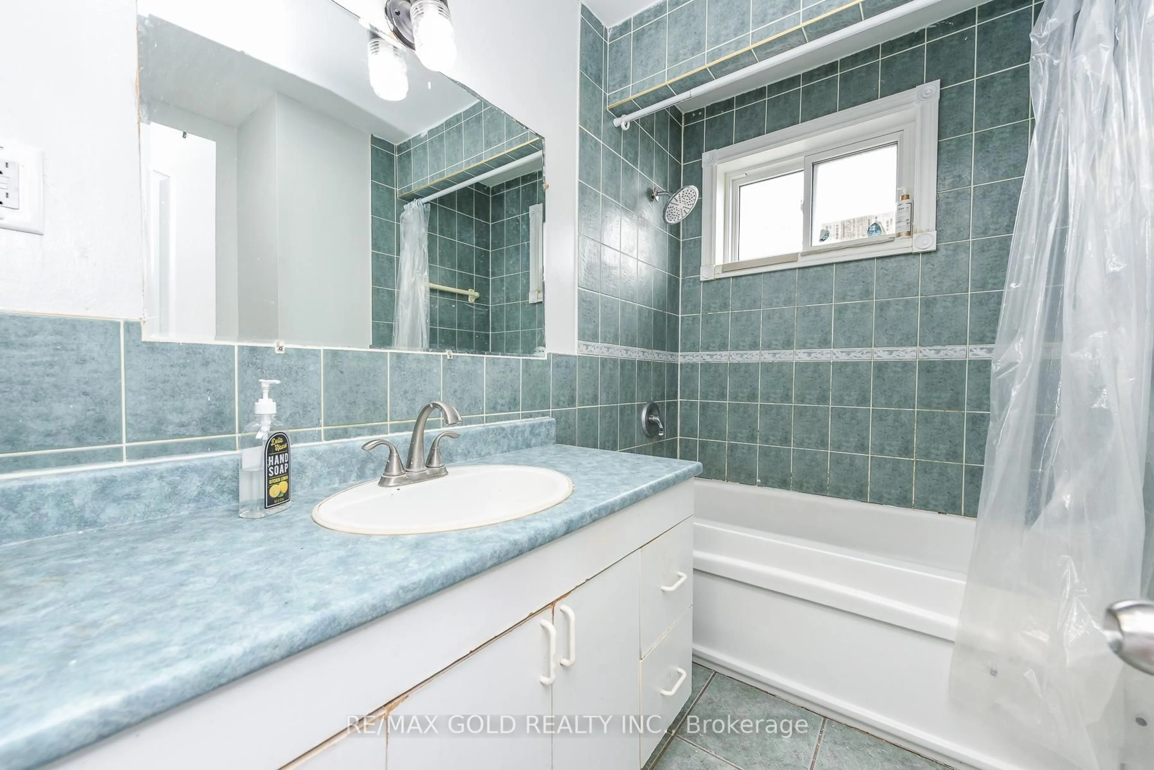Standard bathroom, ceramic/tile floor for 3773 Darla Dr, Mississauga Ontario L4T 2E1