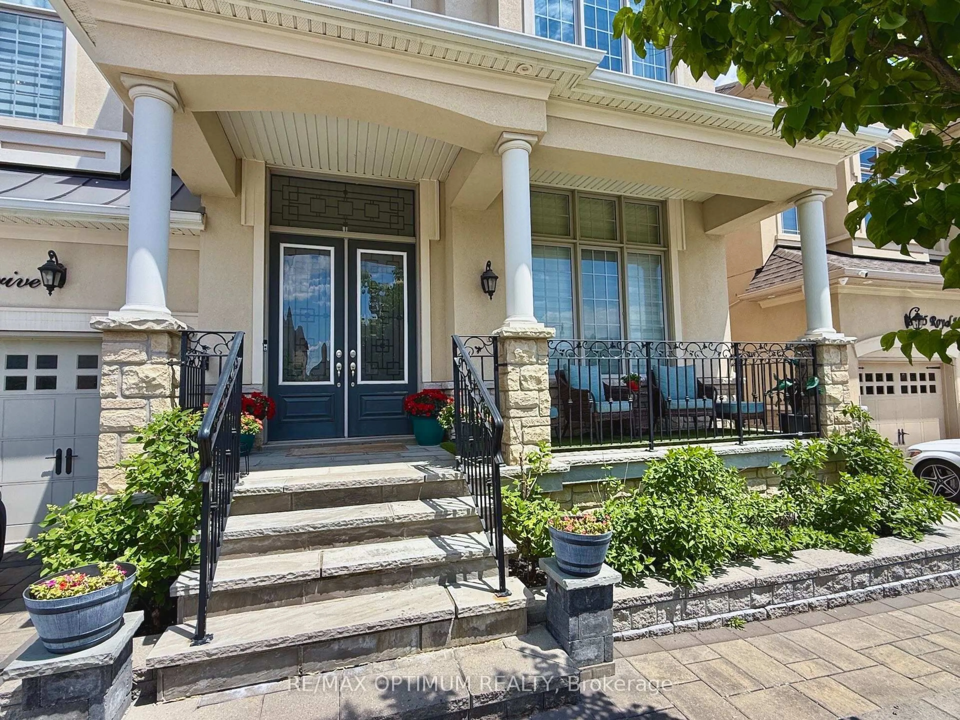 Indoor entryway for 47 Royal West Dr, Brampton Ontario L6X 0Z8