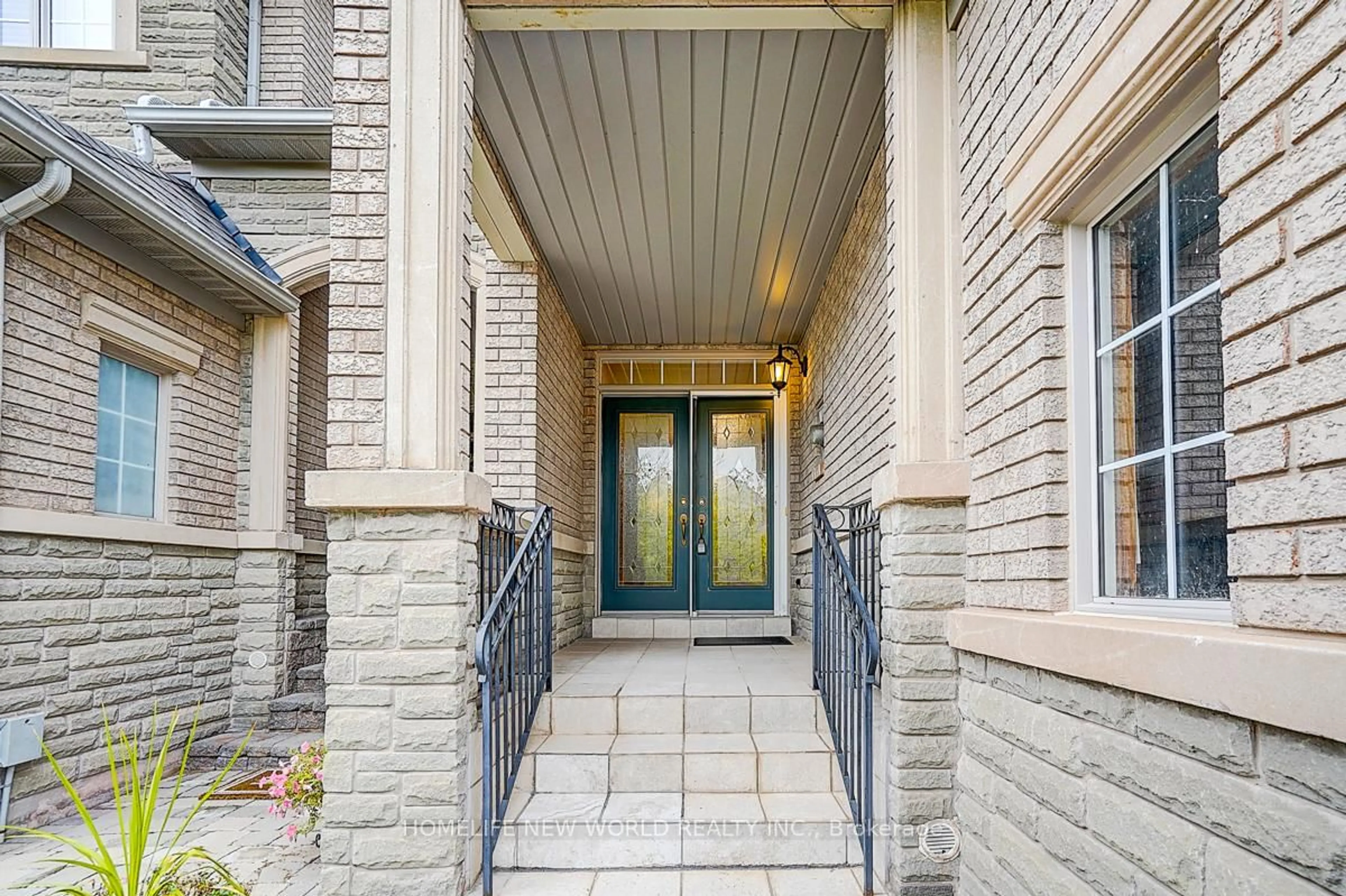Indoor entryway for 2305 Woodfield Rd, Oakville Ontario L6H 6Y7
