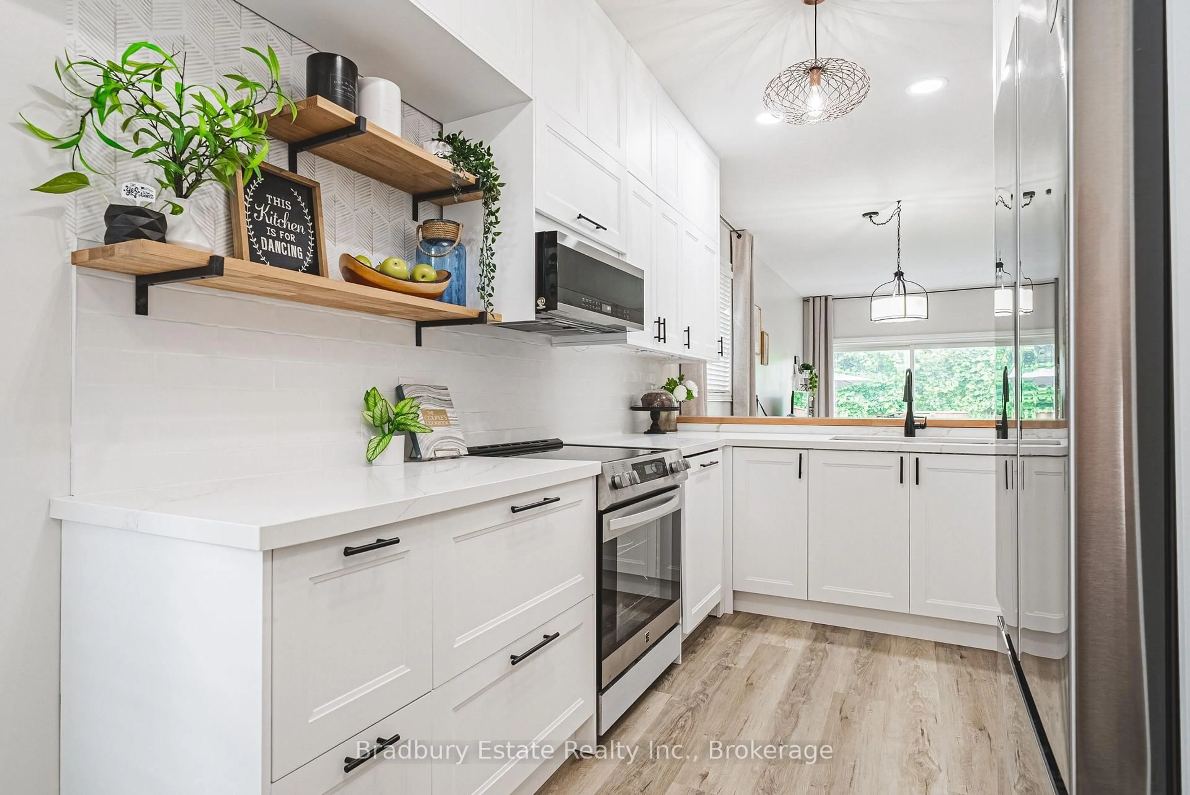 Open concept kitchen, wood/laminate floor for 1401 Treeland St, Burlington Ontario L7R 4S1