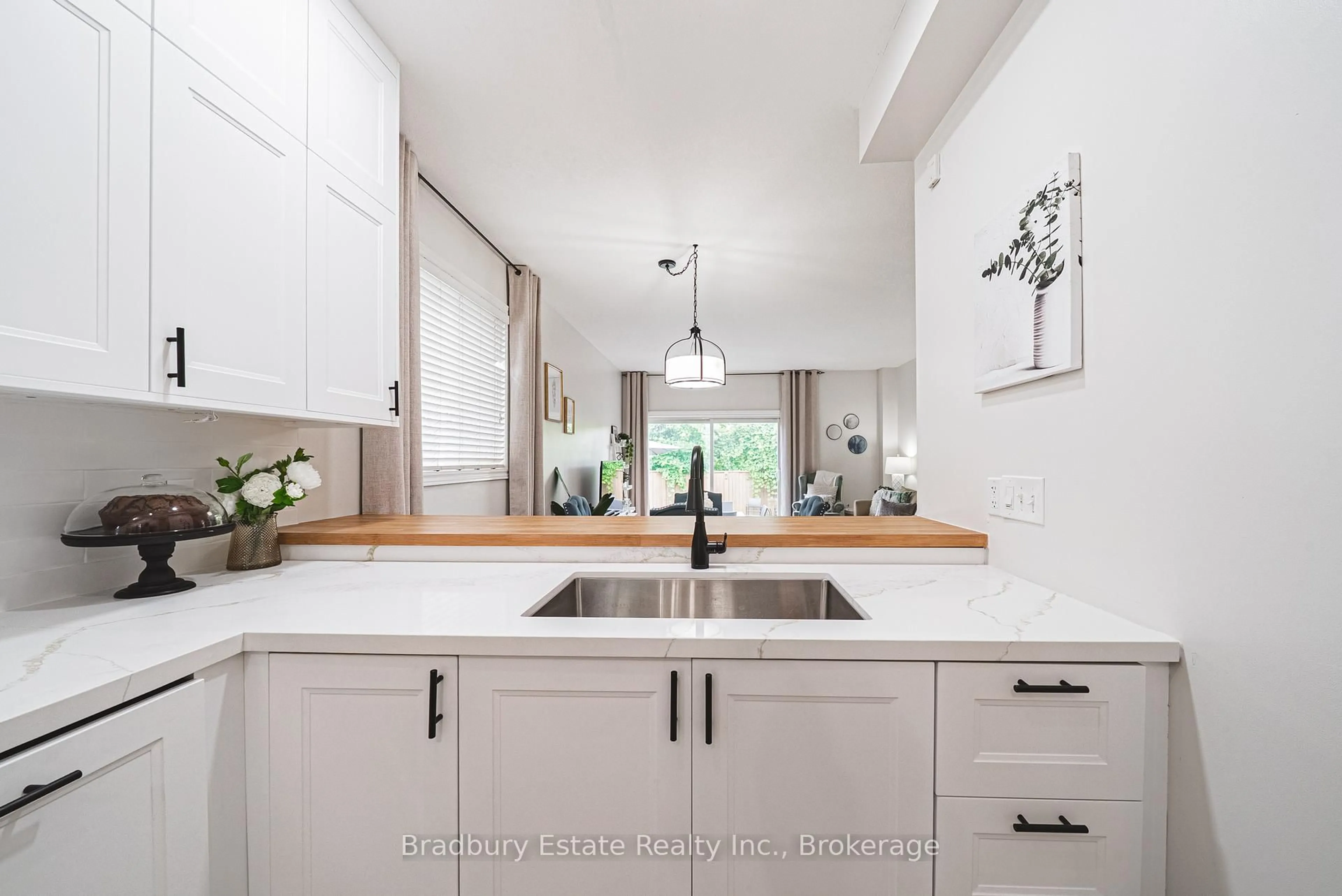 Contemporary kitchen, unknown for 1401 Treeland St, Burlington Ontario L7R 4S1