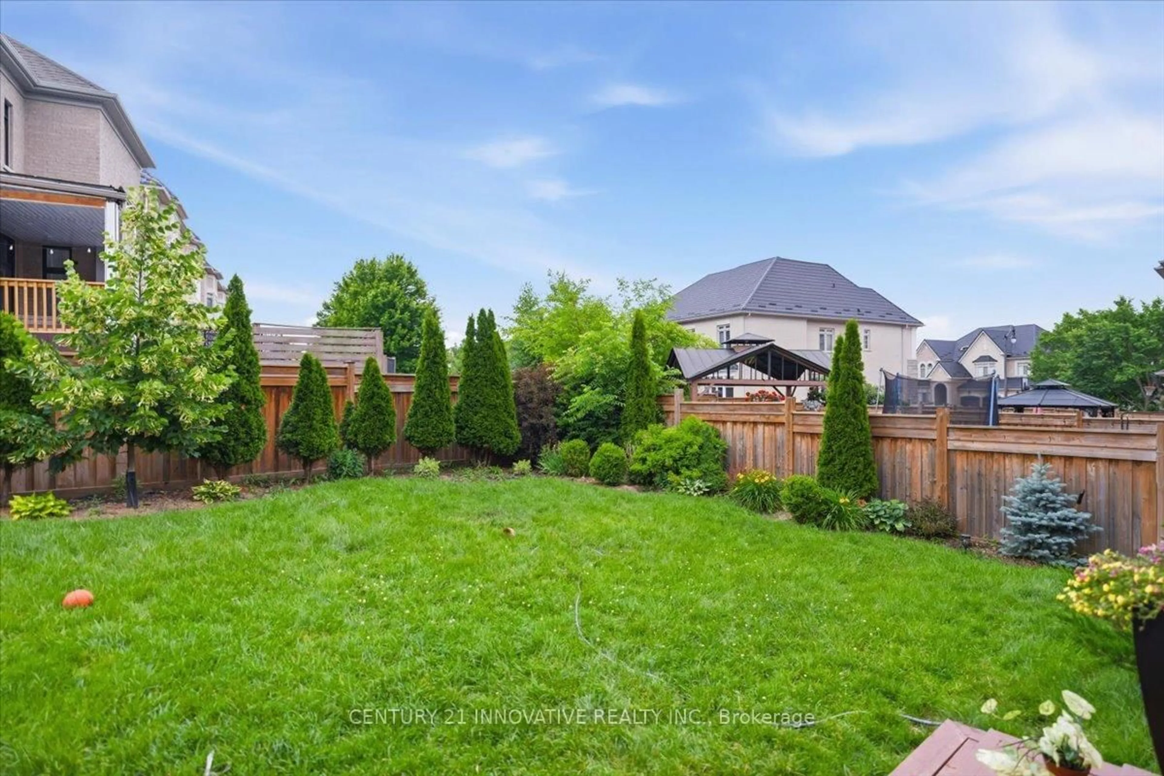 Patio, mountain view for 13 Royal West Dr, Brampton Ontario L6X 0Z8