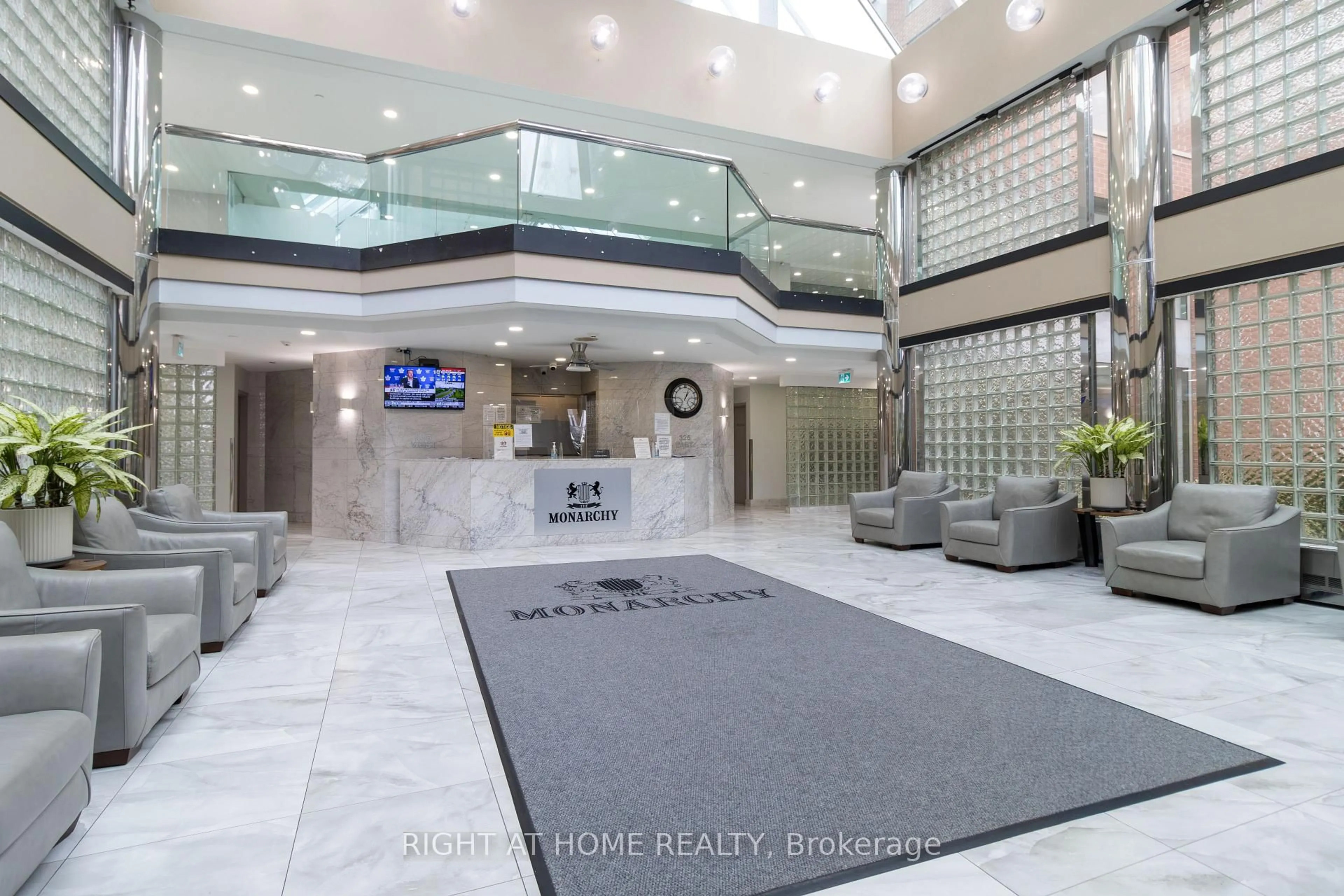 Lobby for 325 Webb Dr #1811, Mississauga Ontario L5B 3Z9