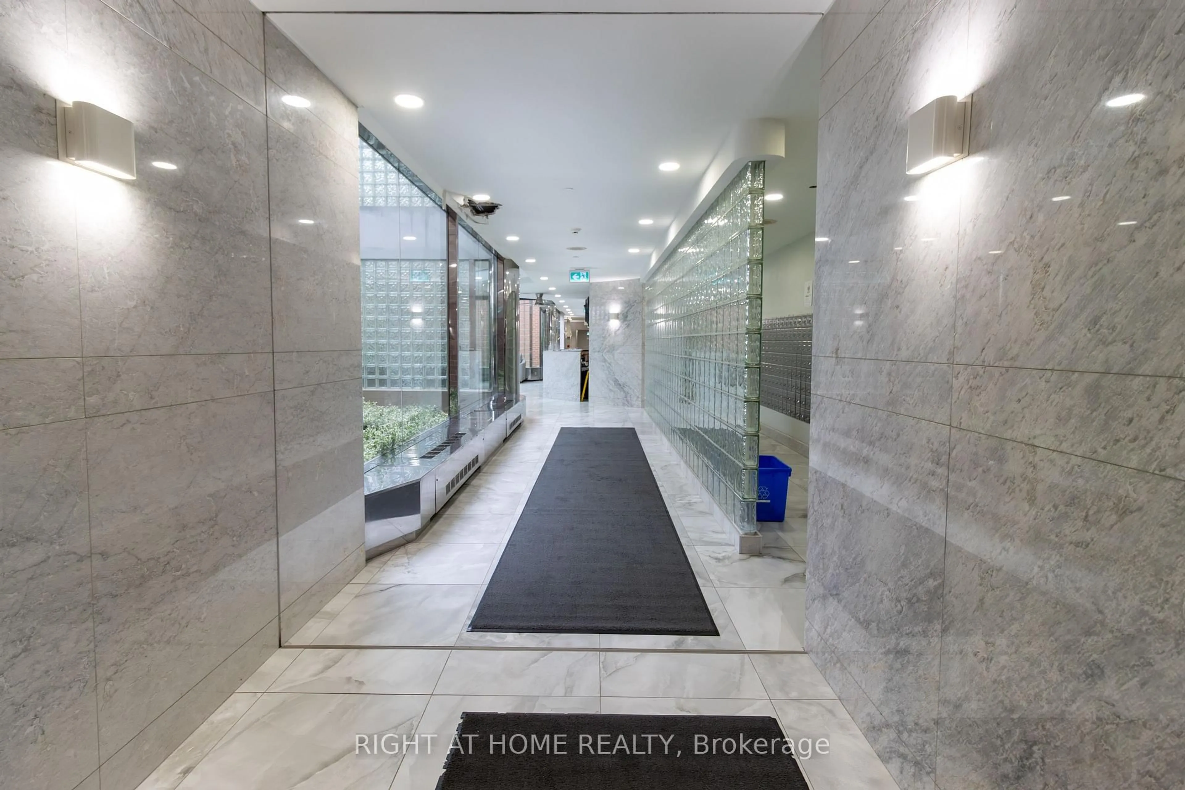 Indoor foyer for 325 Webb Dr #1811, Mississauga Ontario L5B 3Z9