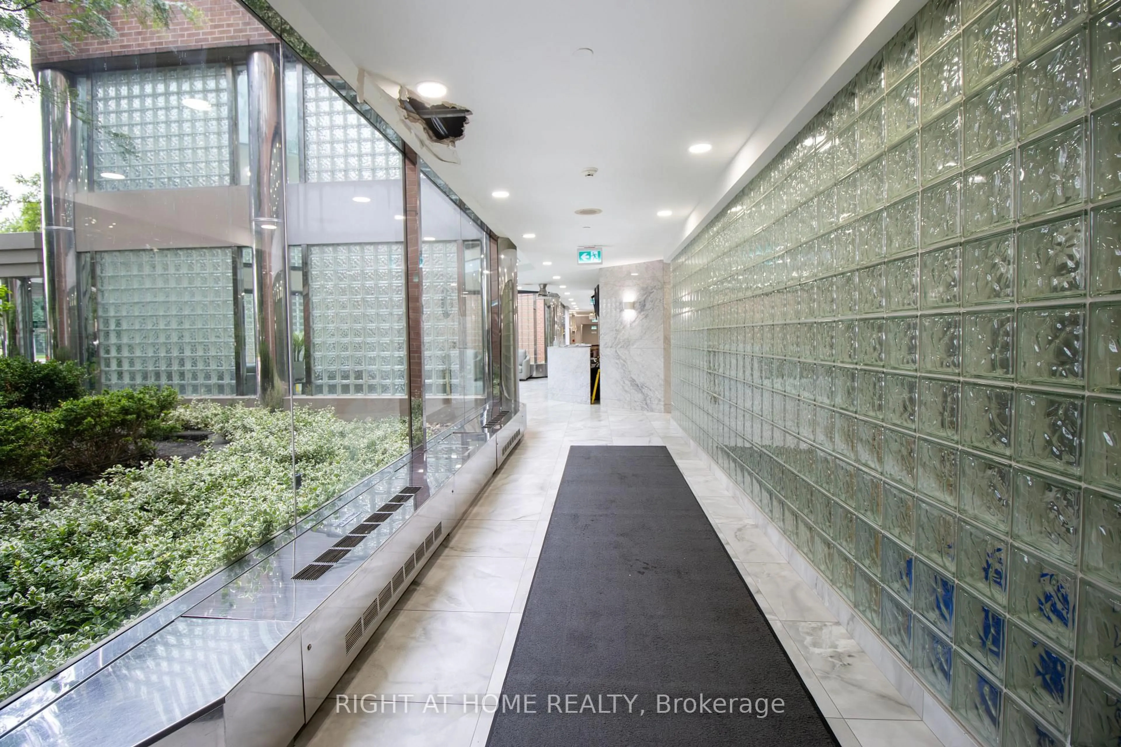Indoor foyer for 325 Webb Dr #1811, Mississauga Ontario L5B 3Z9