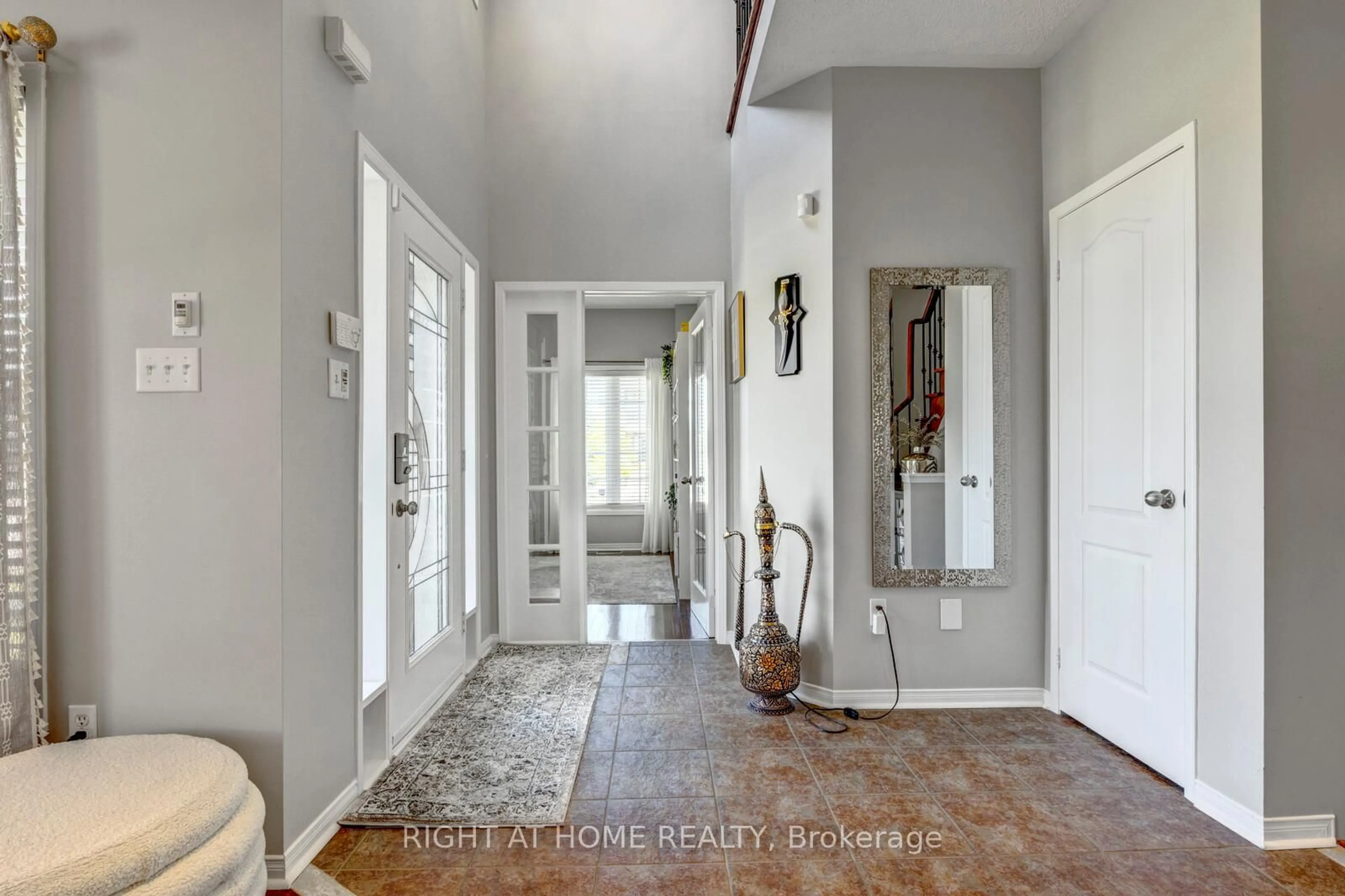 Indoor entryway for 4936 Sebastian Dr, Mississauga Ontario L5M 7N8