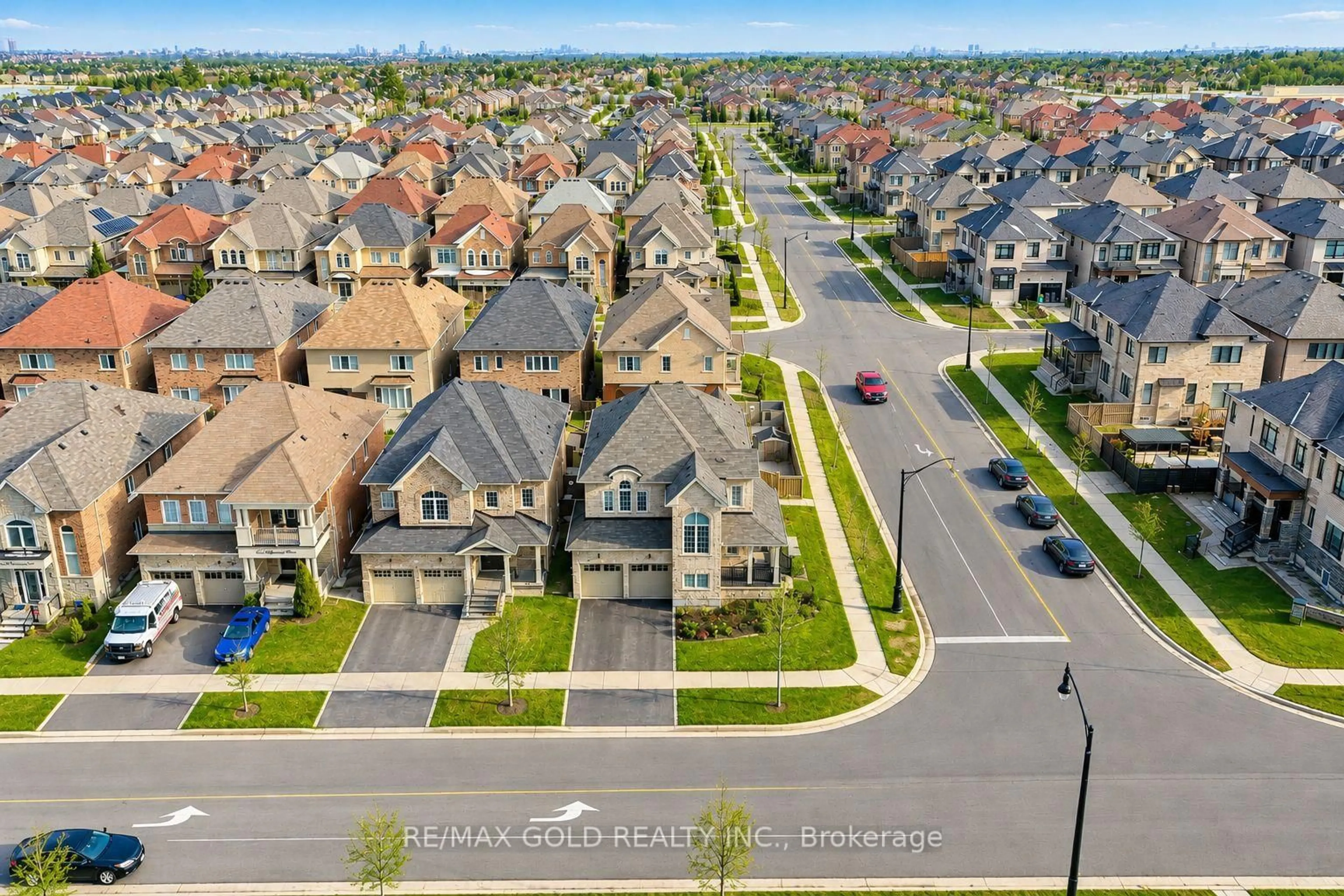 A pic from outside/outdoor area/front of a property/back of a property/a pic from drone, street for 27 Brentwick Dr, Brampton Ontario L6X 5G1