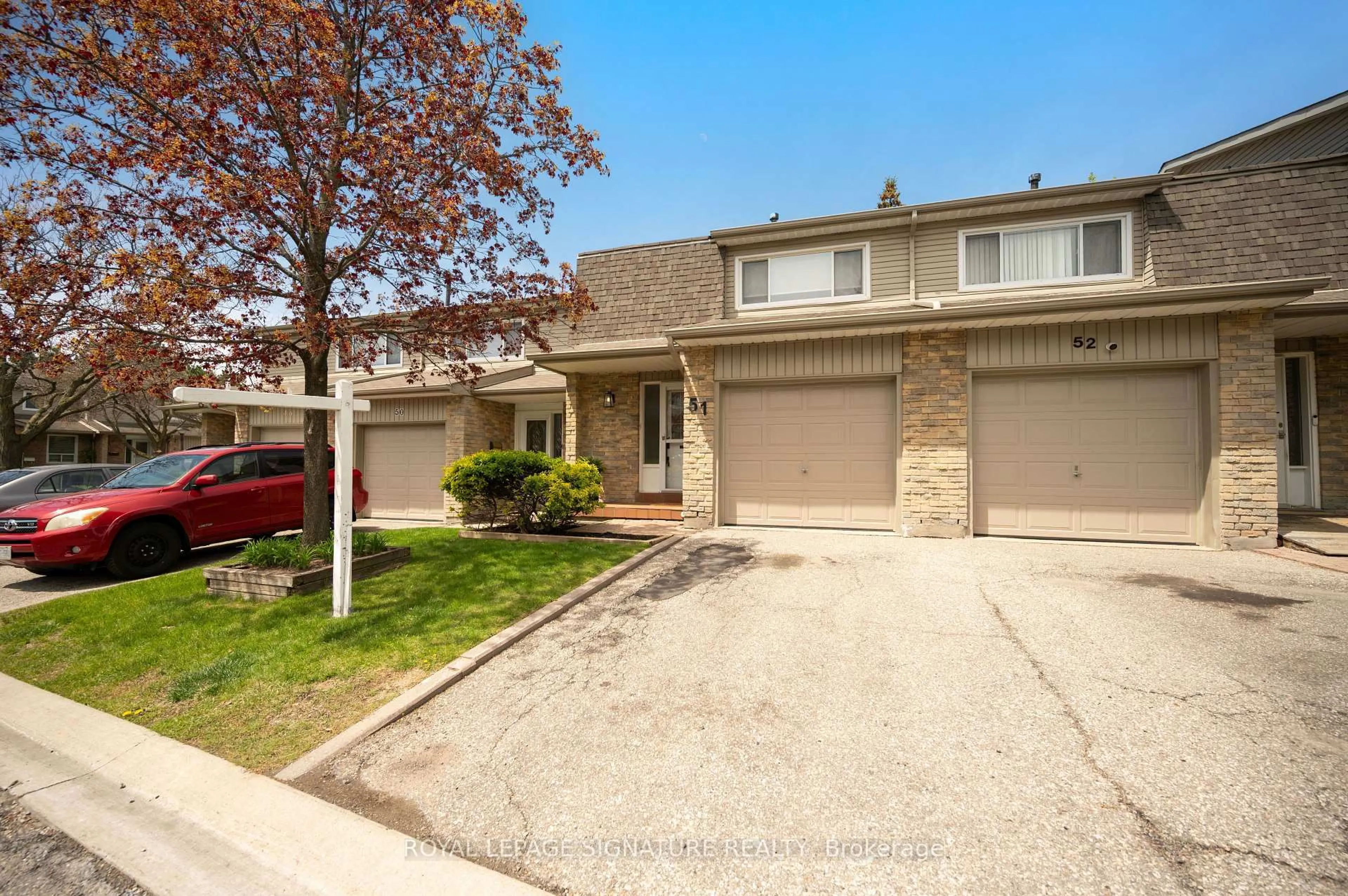 A pic from outside/outdoor area/front of a property/back of a property/a pic from drone, street for 5536 Montevideo Rd #51, Mississauga Ontario L5N 2P4