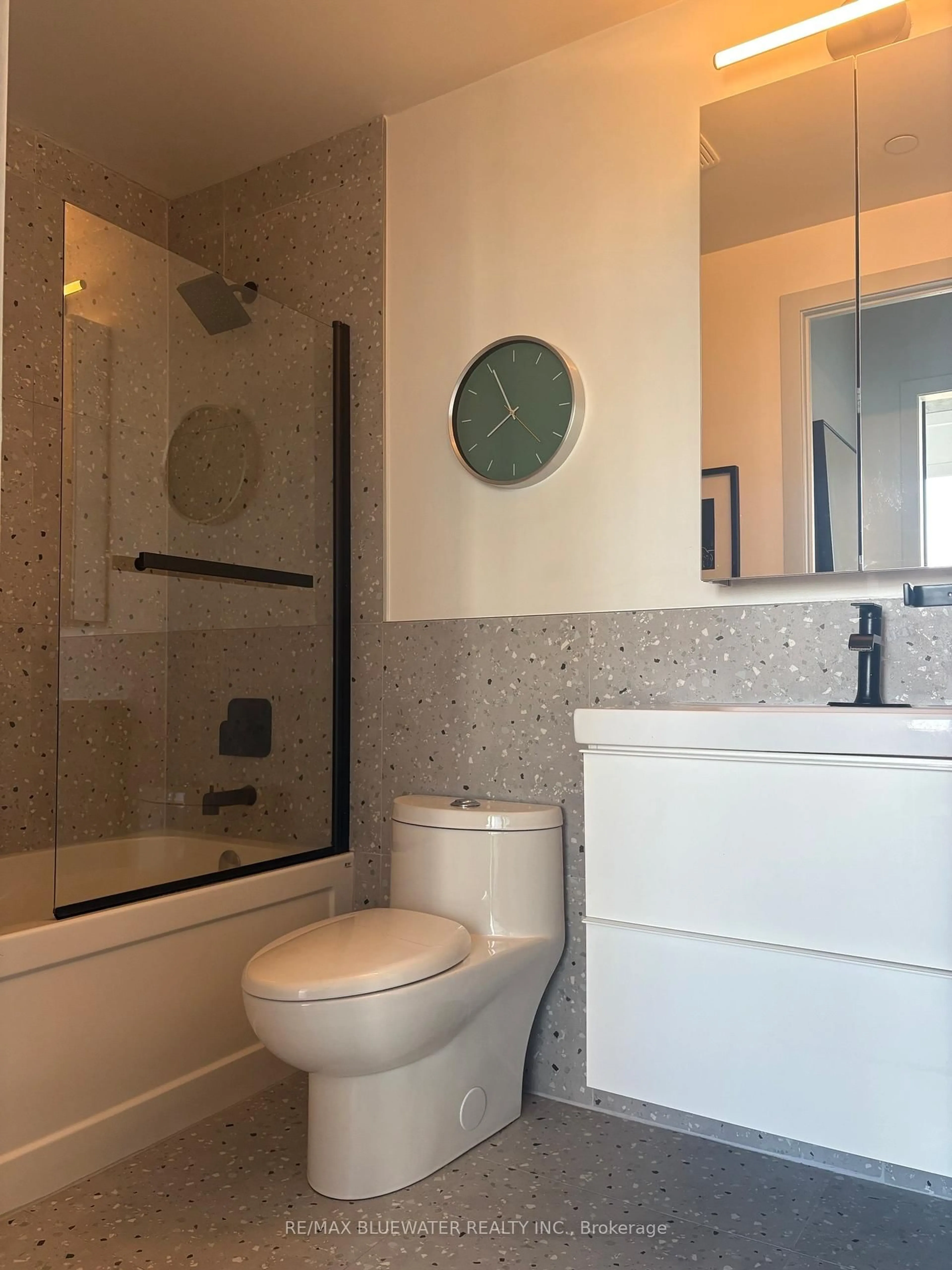 Standard bathroom, ceramic/tile floor for 2200 Lake Shore Blvd #2806, Toronto Ontario M8V 1A4