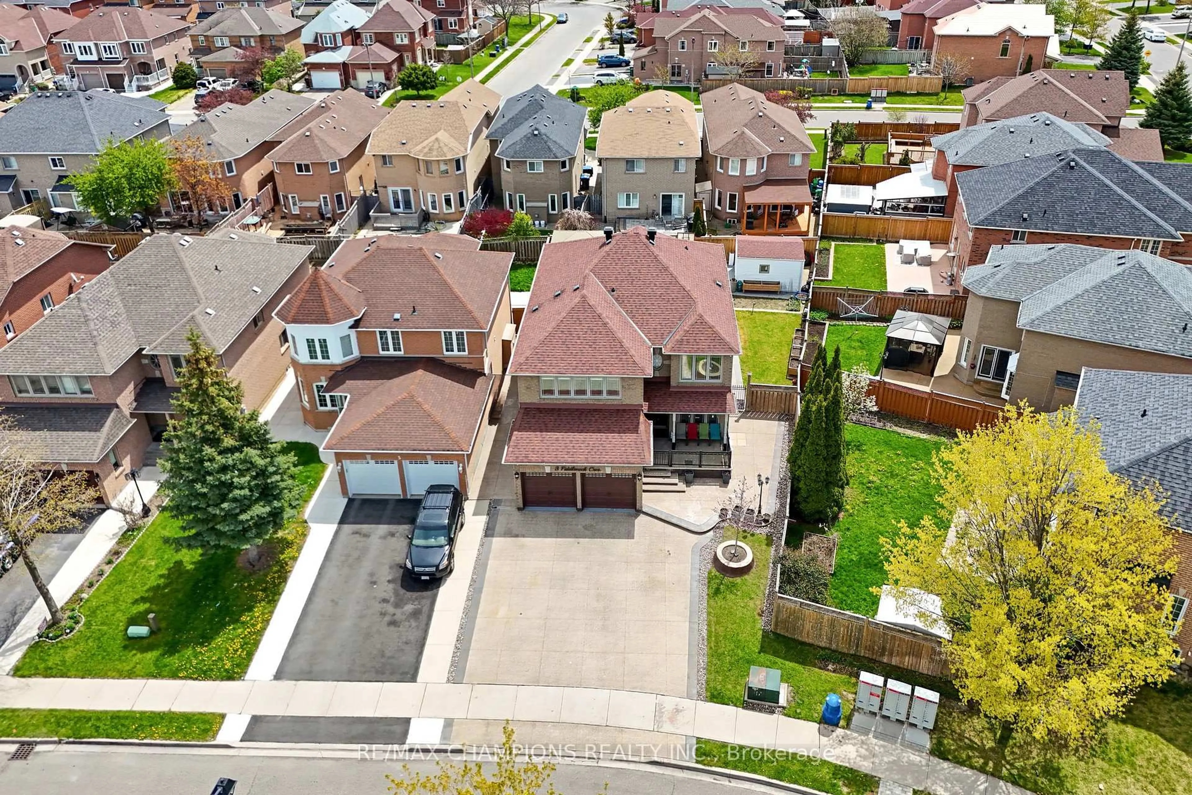 A pic from outside/outdoor area/front of a property/back of a property/a pic from drone, street for 3 Fiddleneck Cres, Brampton Ontario L6R 1R2