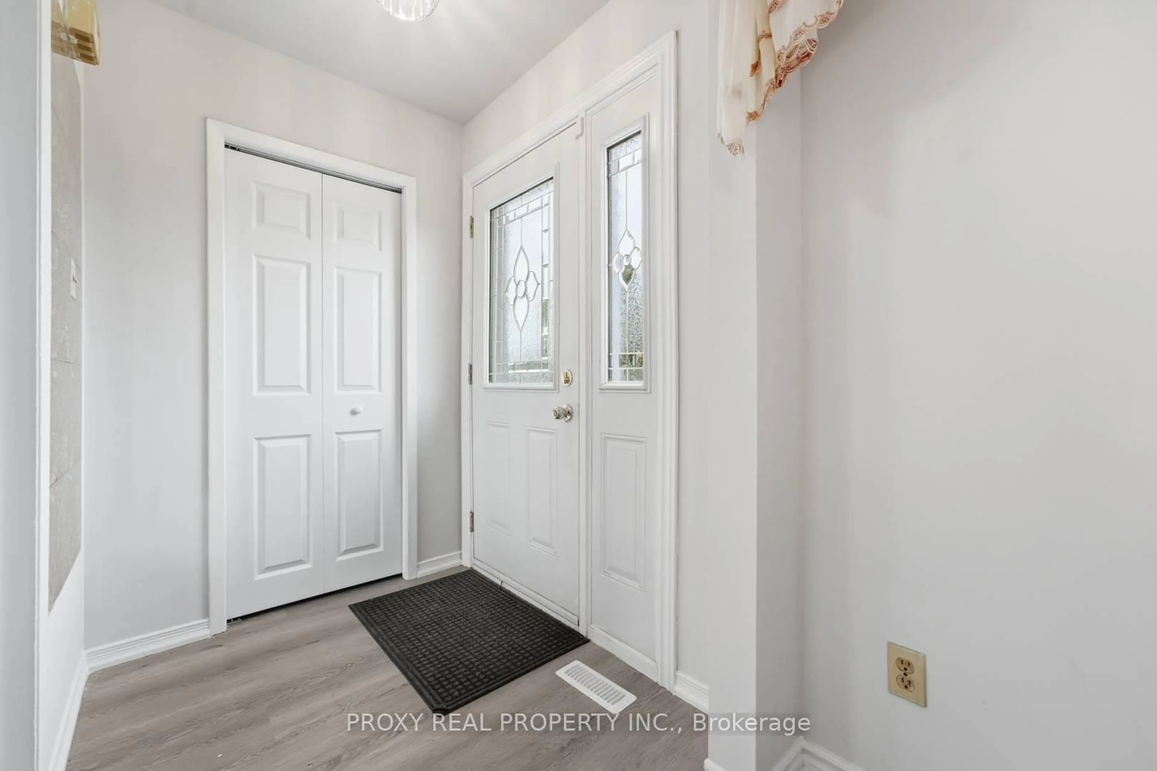 Indoor entryway for 3373 Jolliffe Ave, Mississauga Ontario L4T 1V6