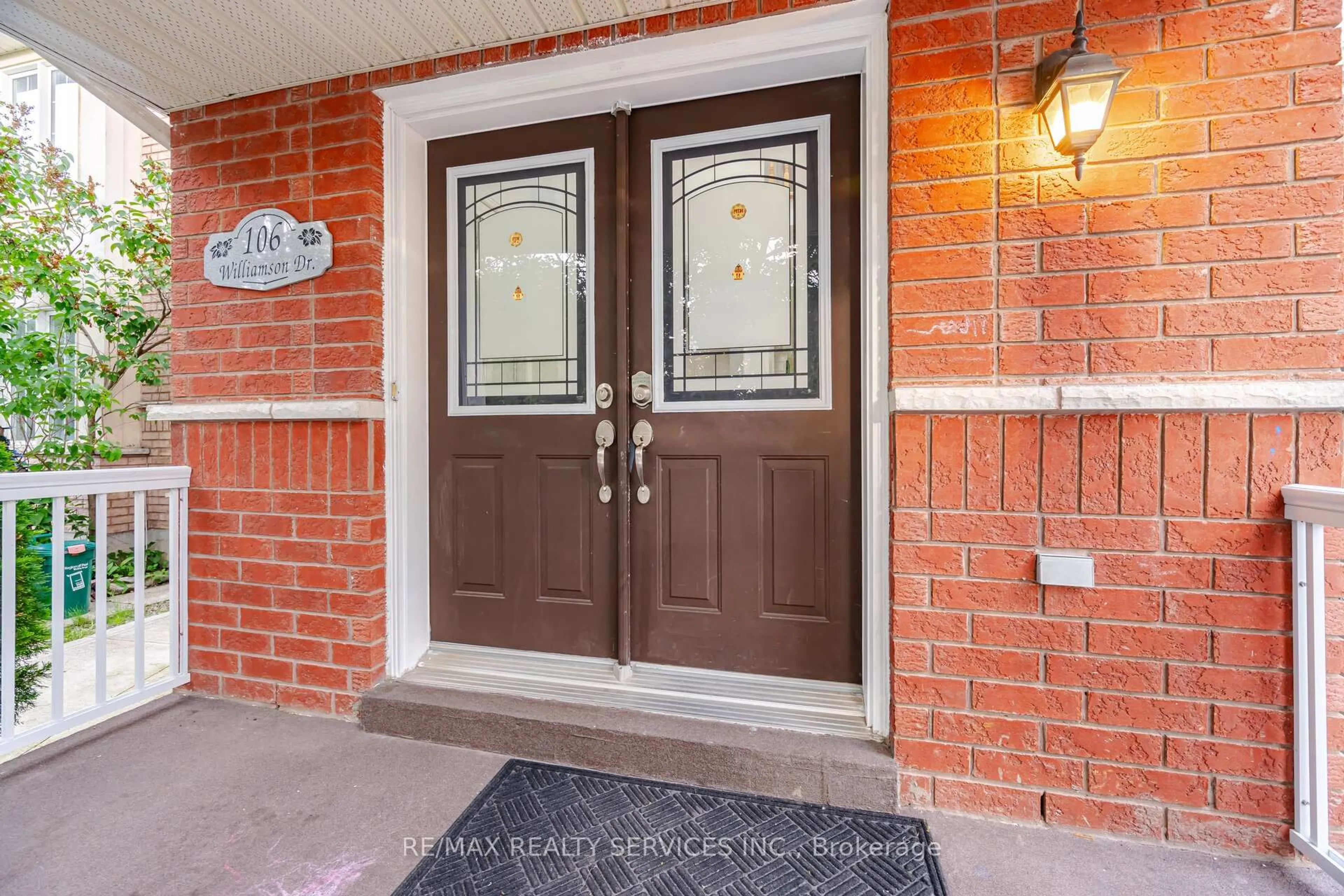Indoor entryway for 106 Williamson Dr, Brampton Ontario L7A 3R7