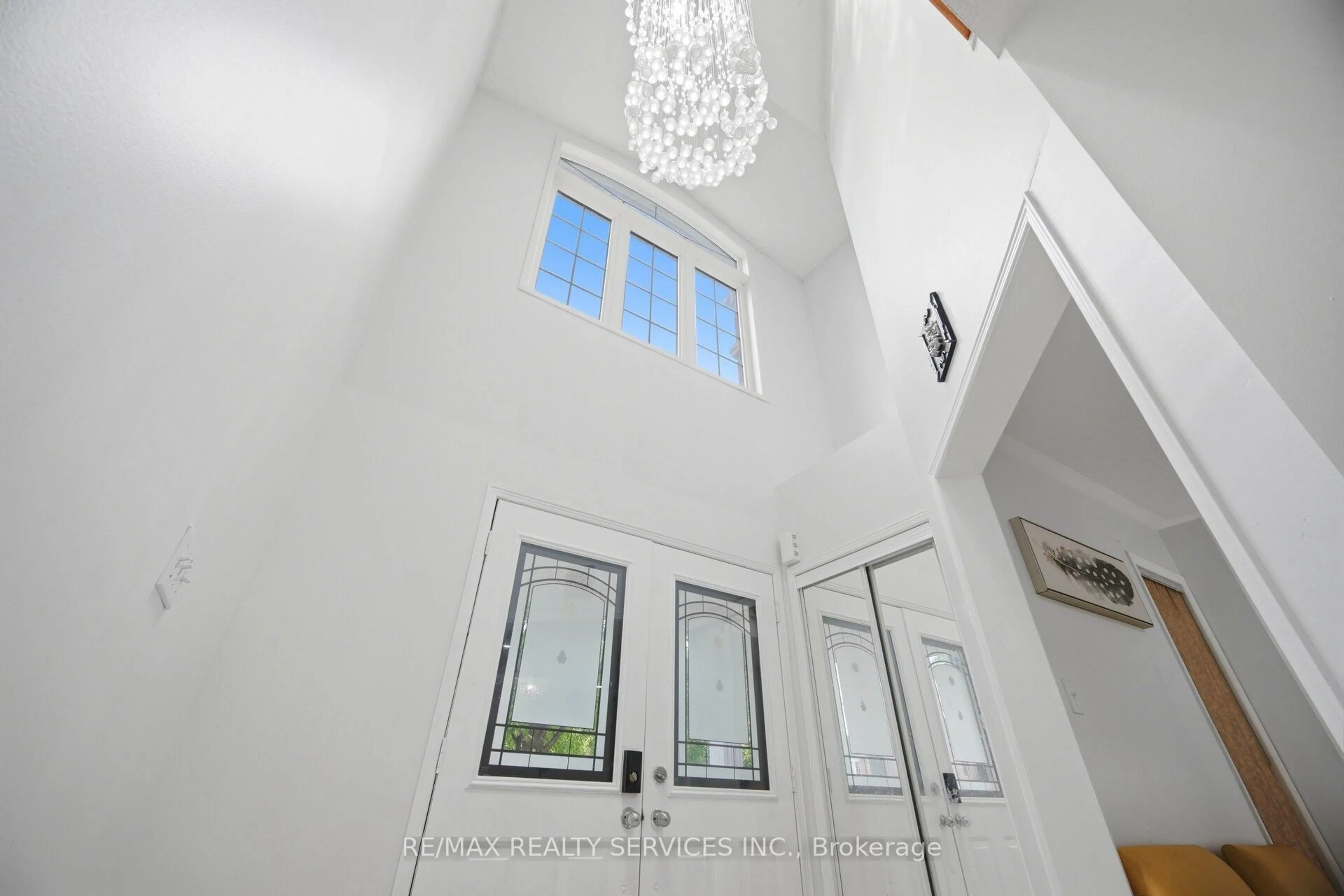 Indoor foyer for 106 Williamson Dr, Brampton Ontario L7A 3R7