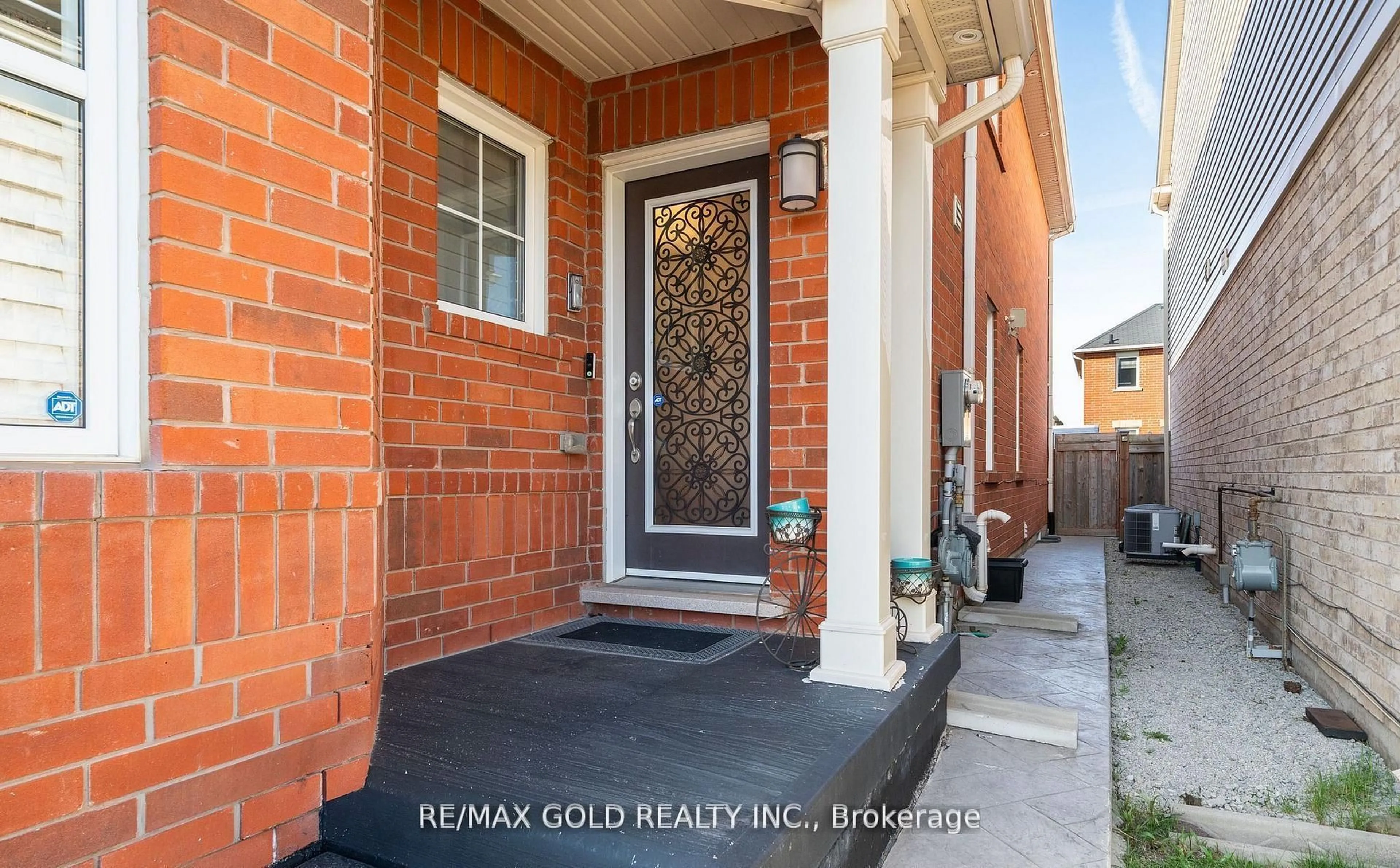 Indoor entryway for 1035 SAVOLINE Blvd, Milton Ontario L9T 8P2