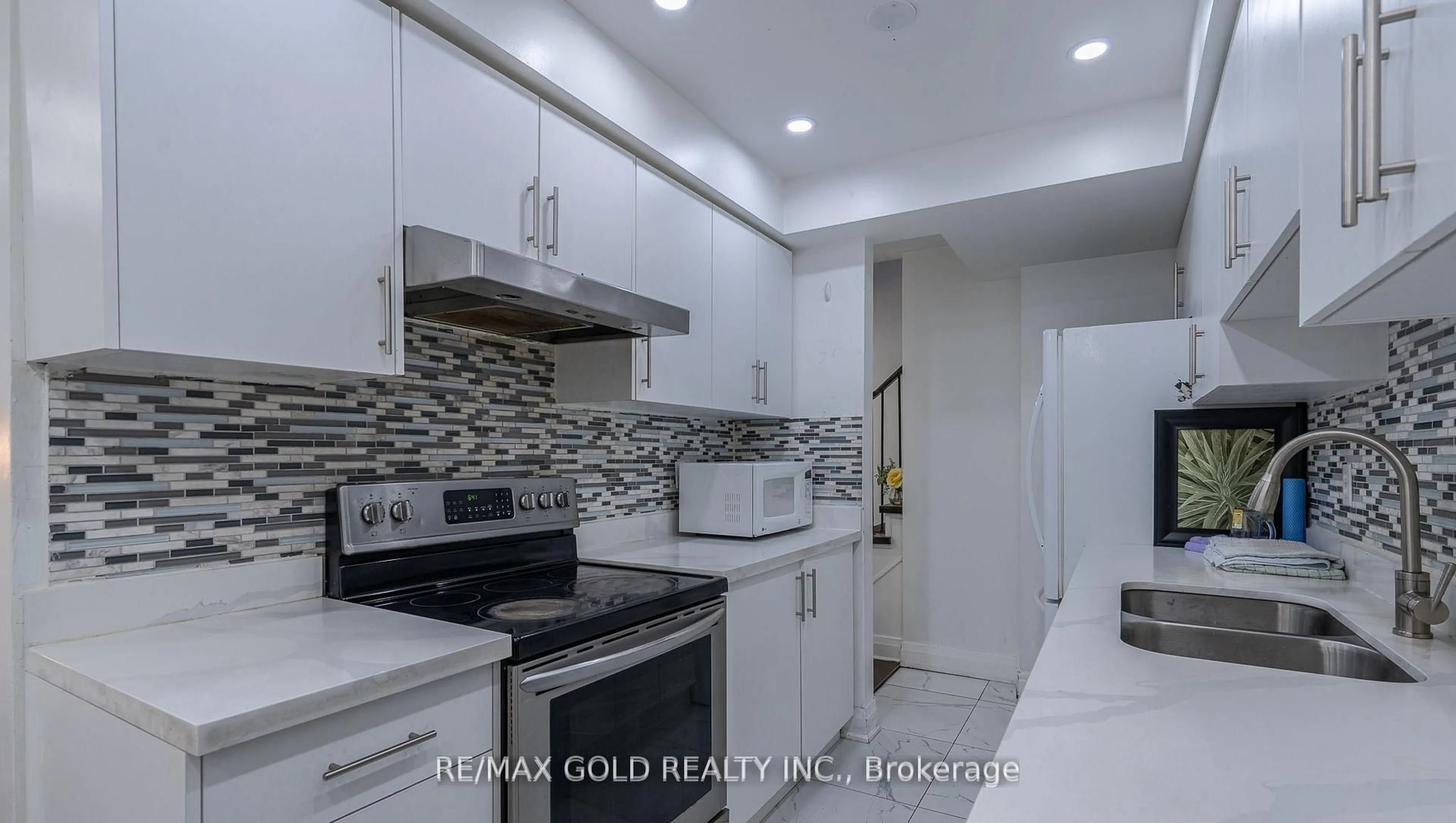 Standard kitchen, ceramic/tile floor for 102 Bunchberry Way, Brampton Ontario L6R 2E8
