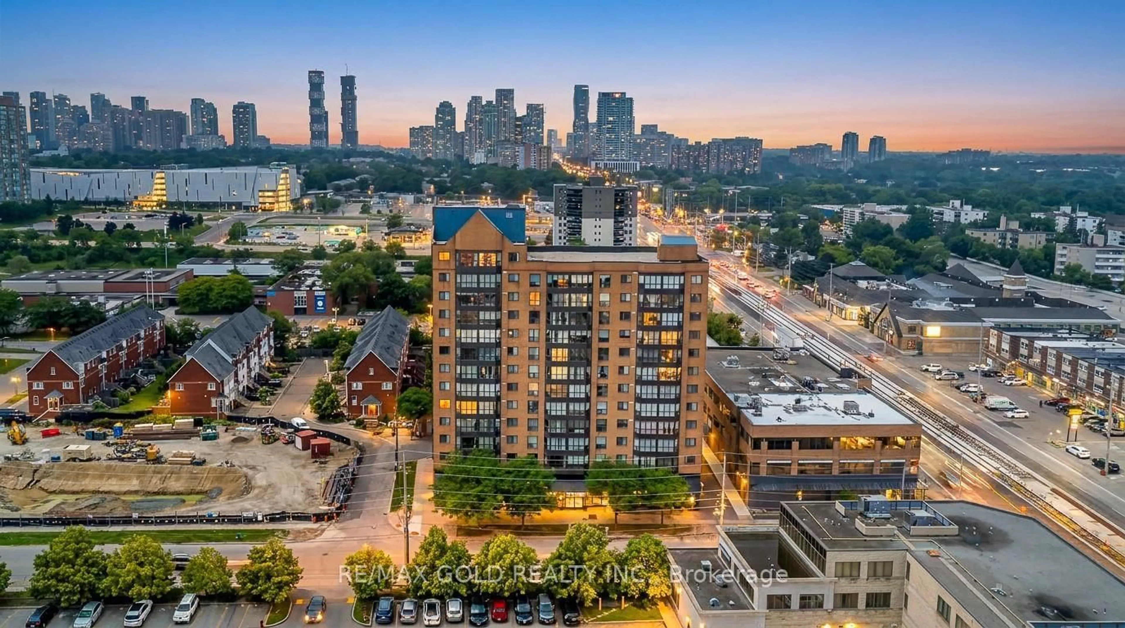A pic from outside/outdoor area/front of a property/back of a property/a pic from drone, city buildings view from balcony for 25 Agnes St #Cy-02, Mississauga Ontario L5B 3X7