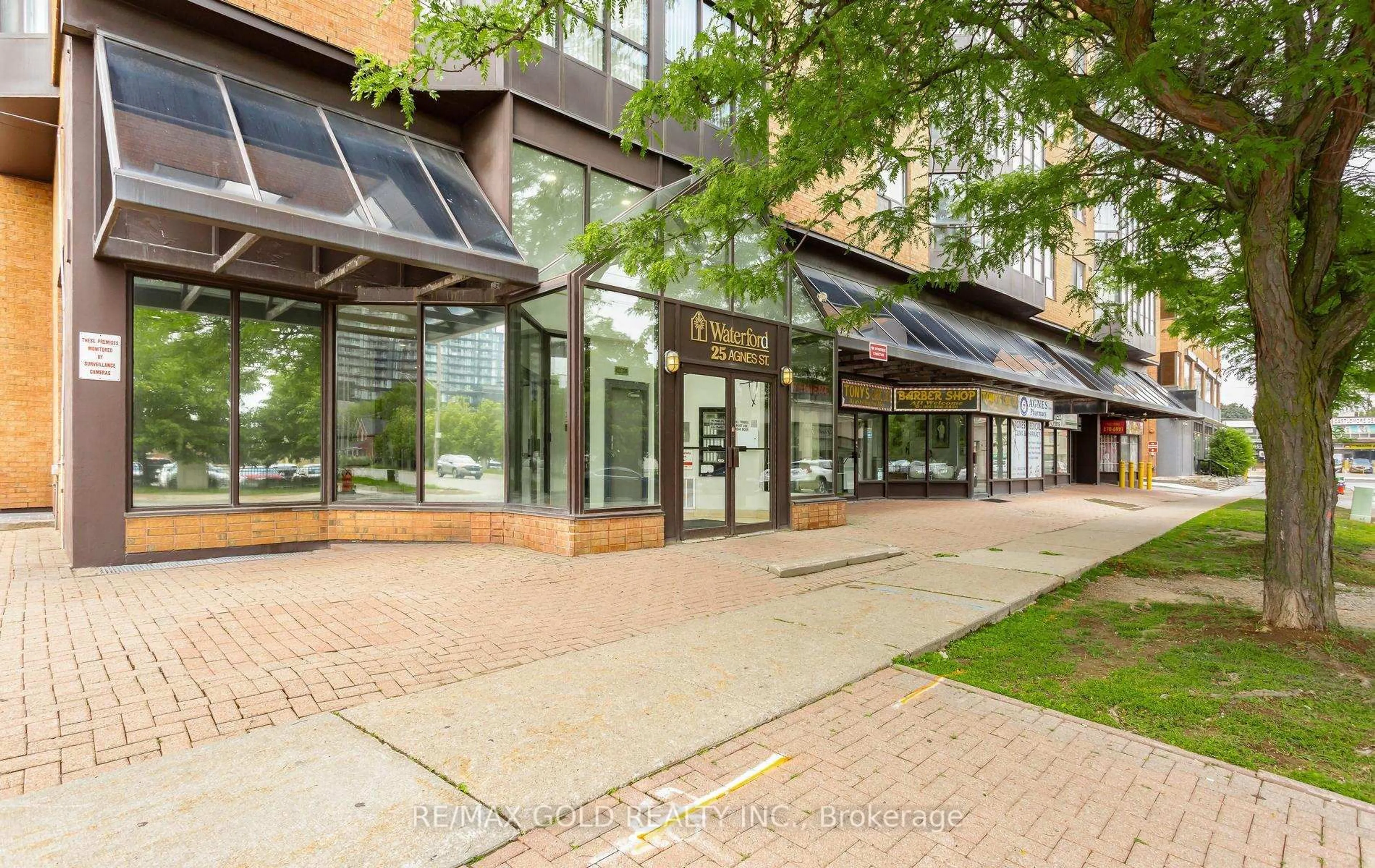 Indoor foyer for 25 Agnes St #Cy-02, Mississauga Ontario L5B 3X7