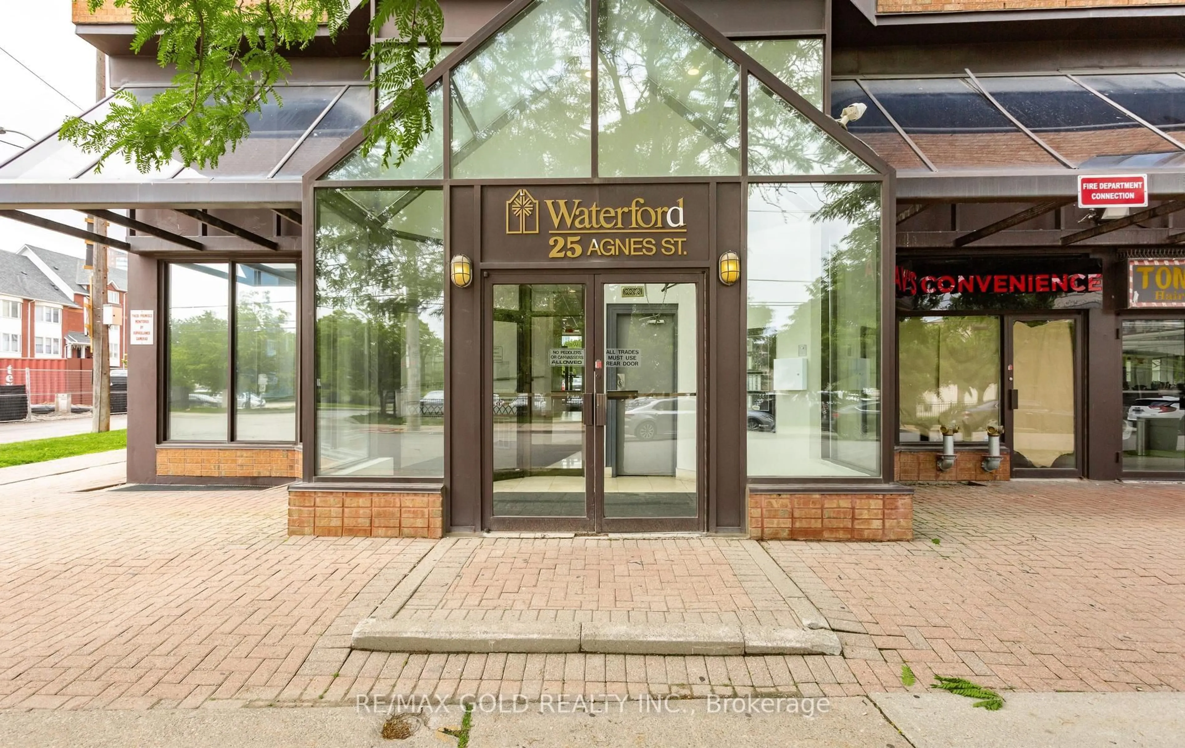Indoor foyer for 25 Agnes St #Cy-02, Mississauga Ontario L5B 3X7