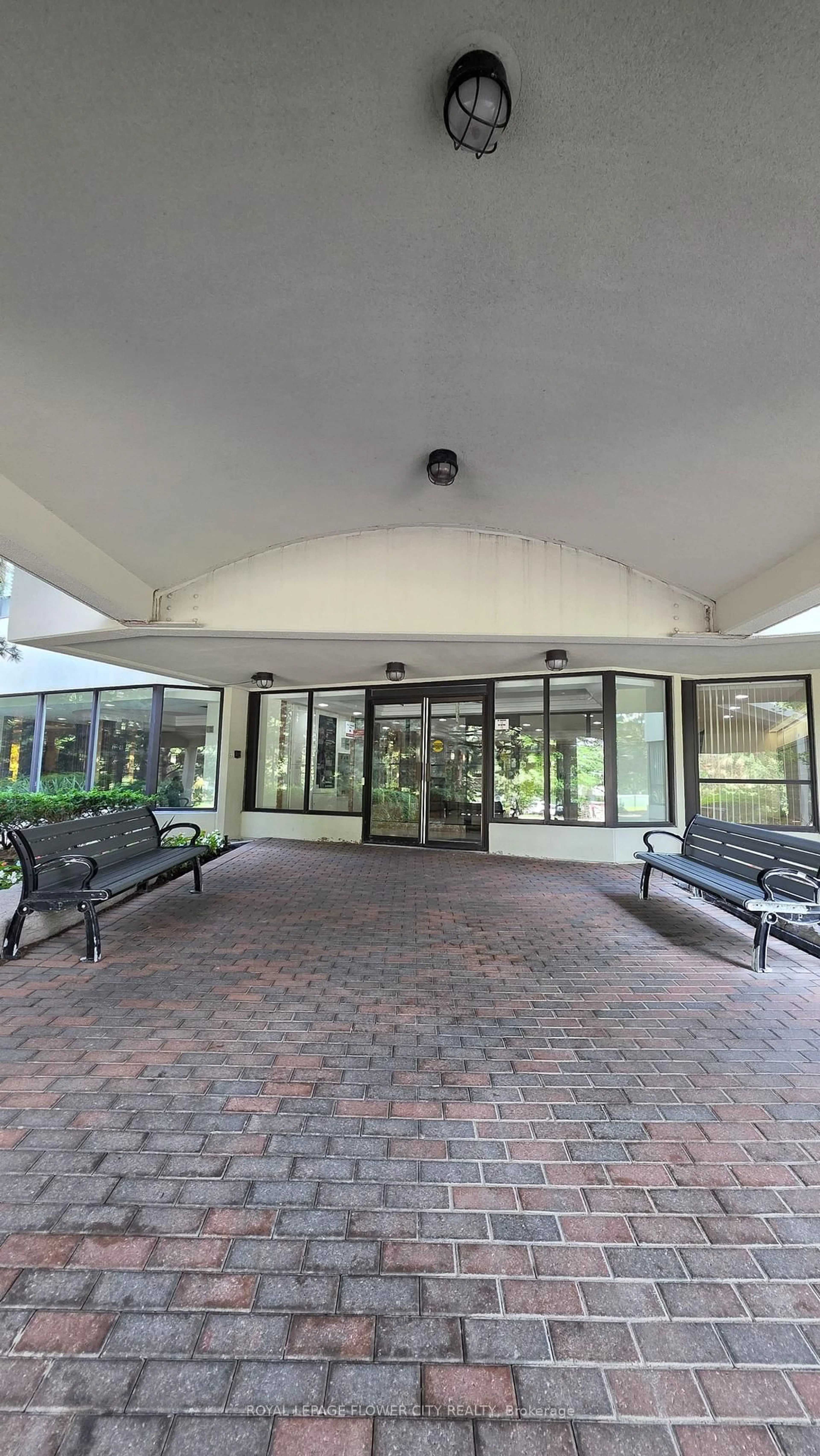 Indoor foyer for 24 Hanover Rd #1408, Brampton Ontario L6S 5K8
