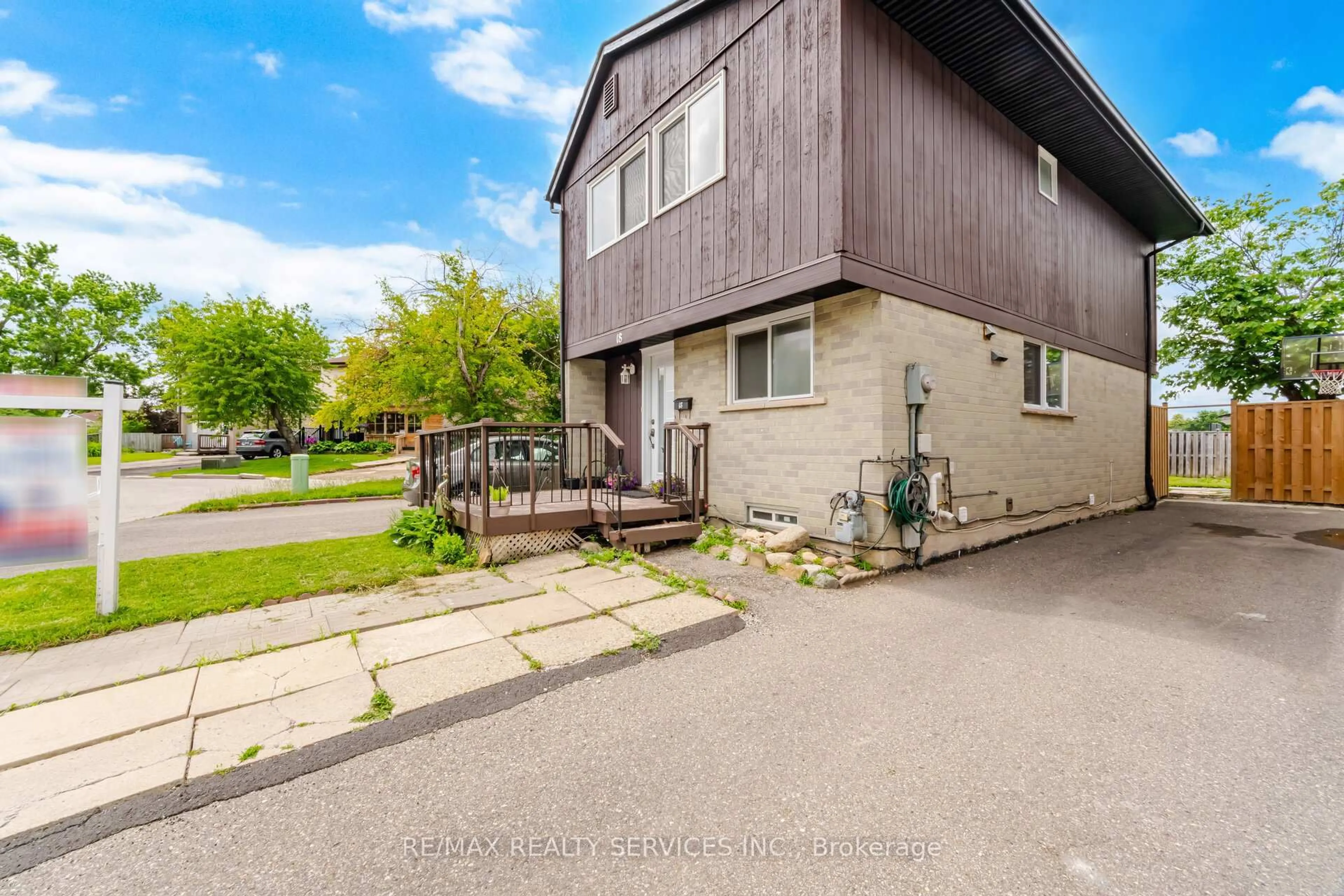 A pic from outside/outdoor area/front of a property/back of a property/a pic from drone, street for 18 Gold Pine Crt, Brampton Ontario L6S 2K6