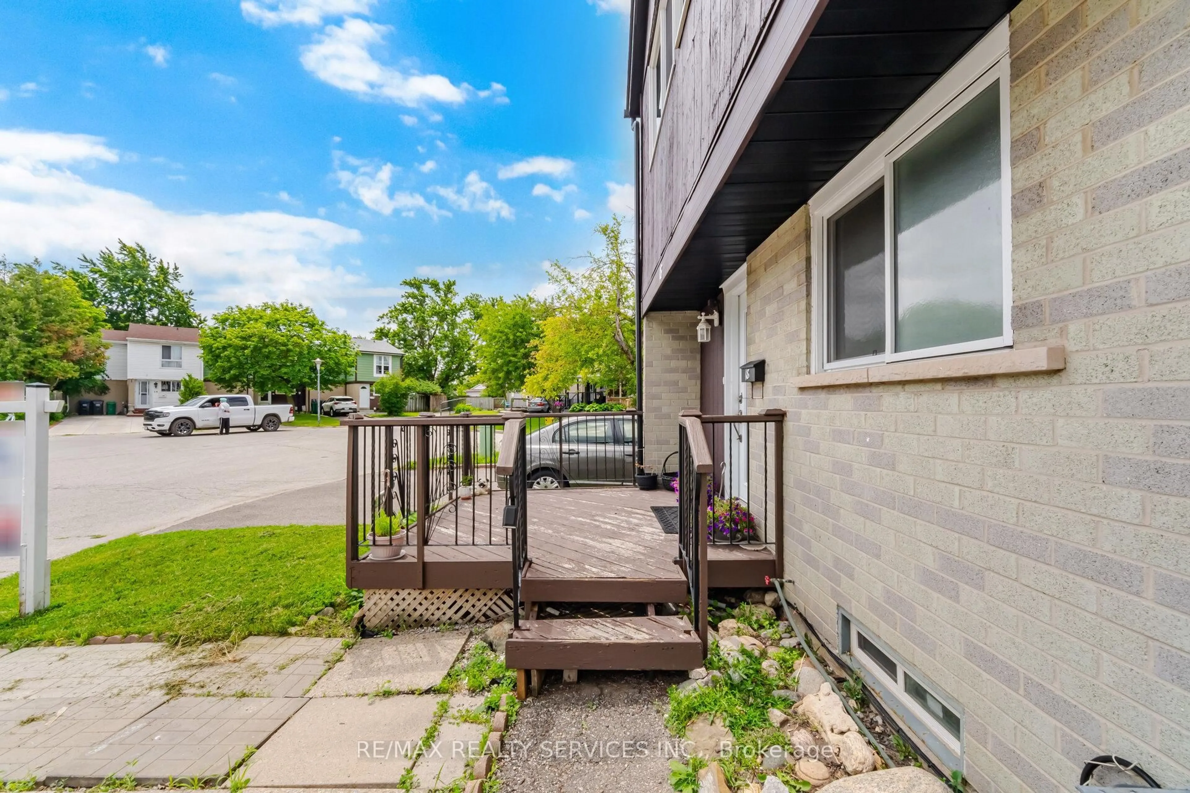 Patio, street for 18 Gold Pine Crt, Brampton Ontario L6S 2K6