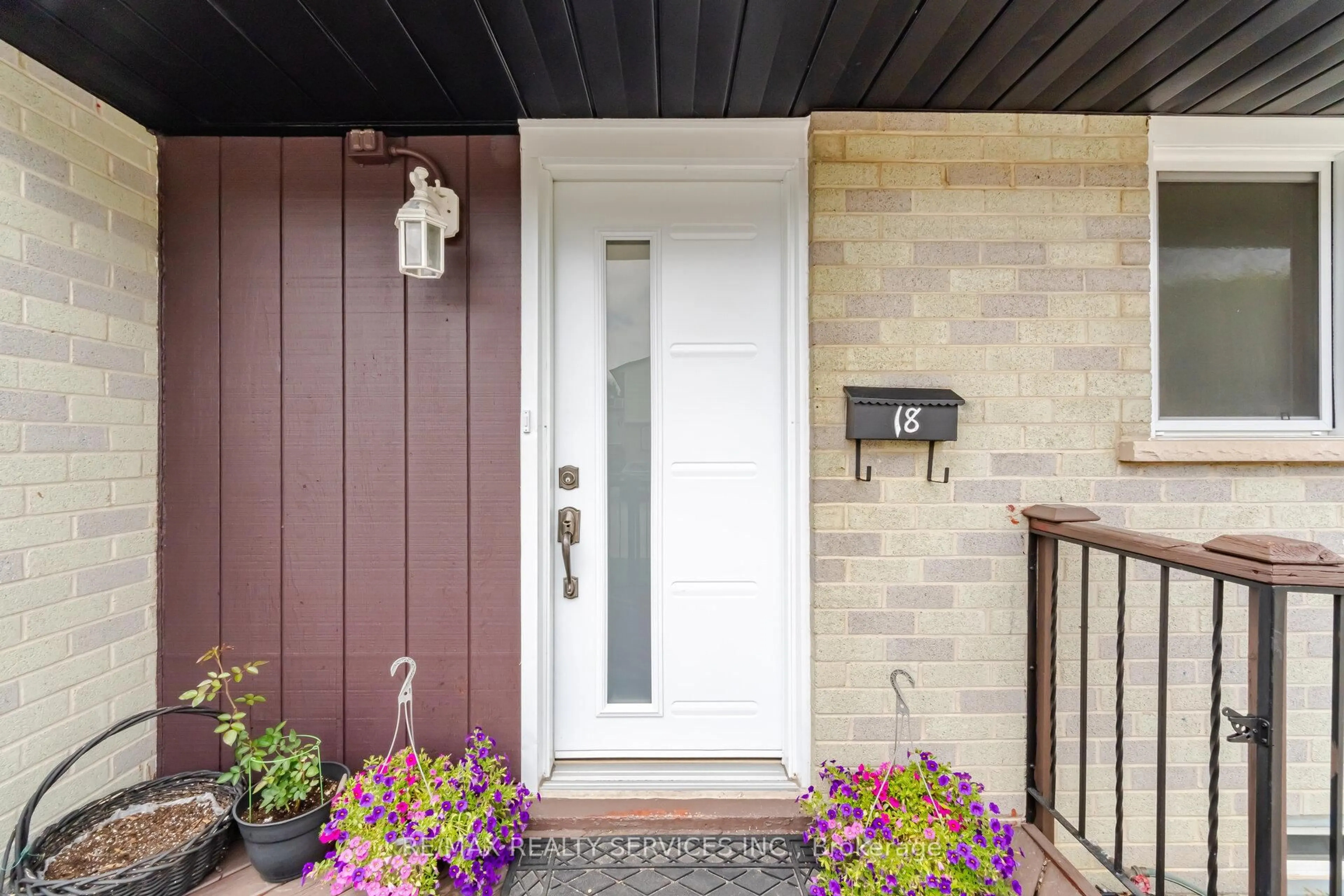 Indoor entryway for 18 Gold Pine Crt, Brampton Ontario L6S 2K6