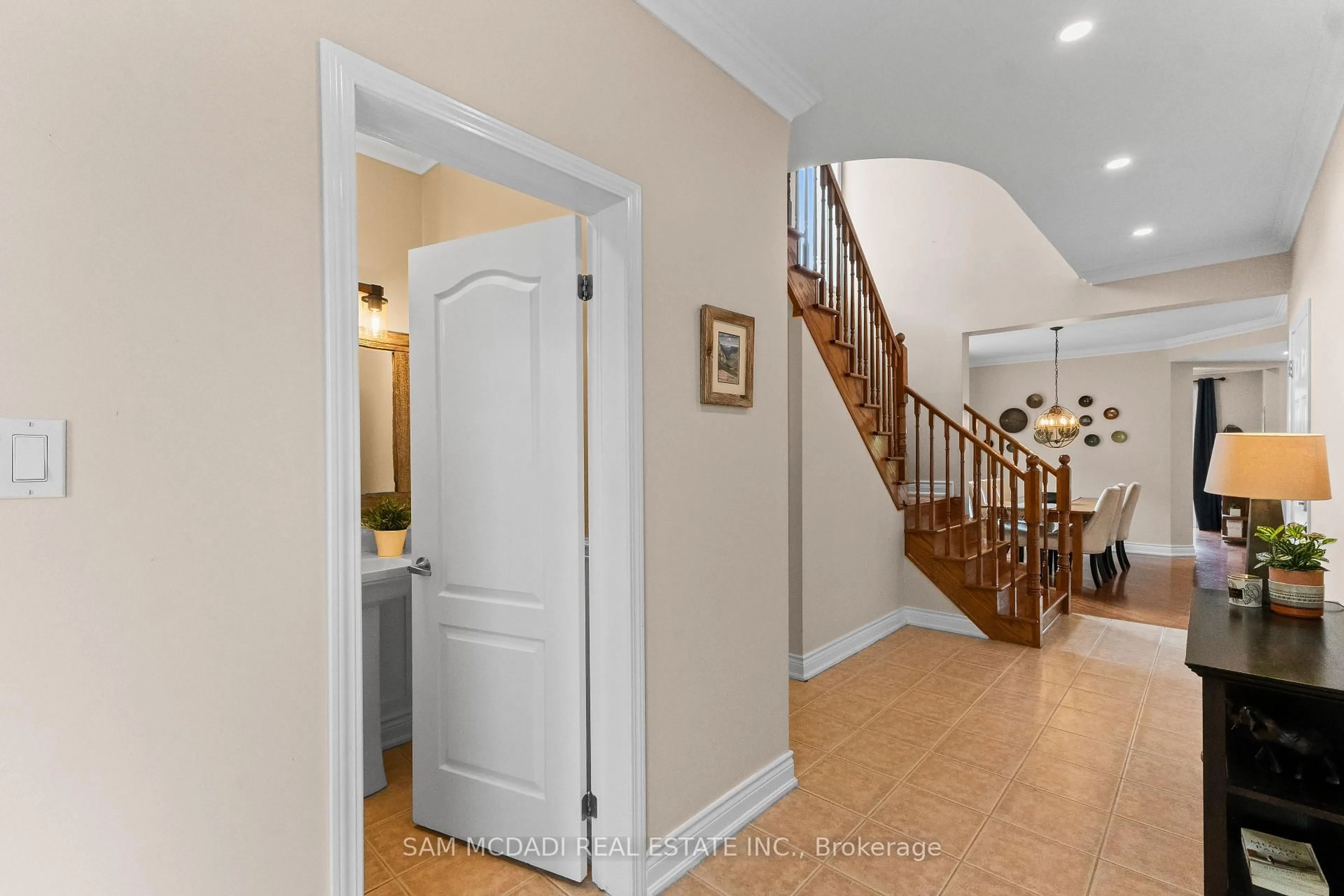 Indoor entryway for 899 Pickersgill Cres, Milton Ontario L9T 7T7