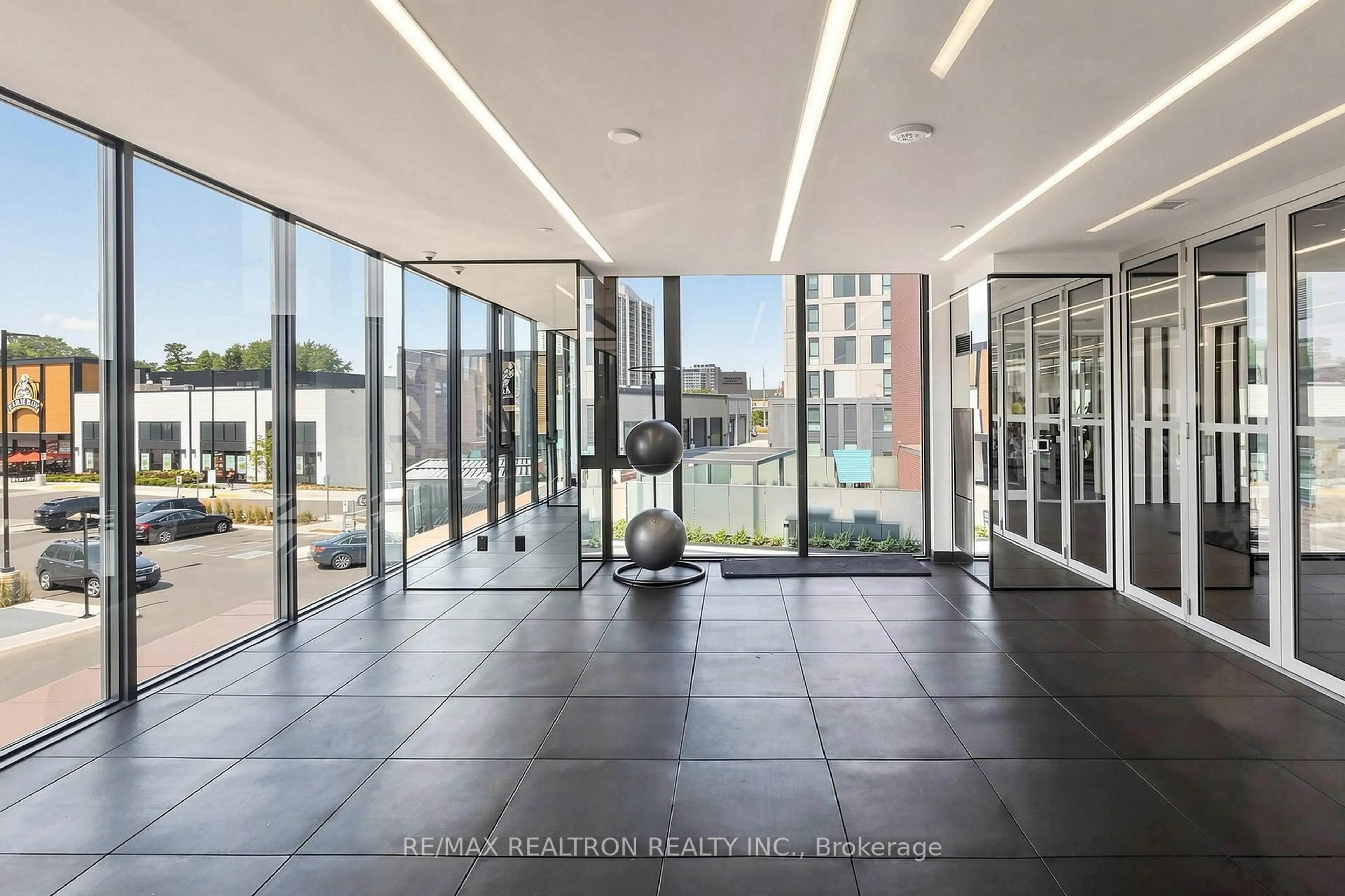 Indoor foyer for 220 Missinnihe Way #817, Mississauga Ontario L5H 0A9