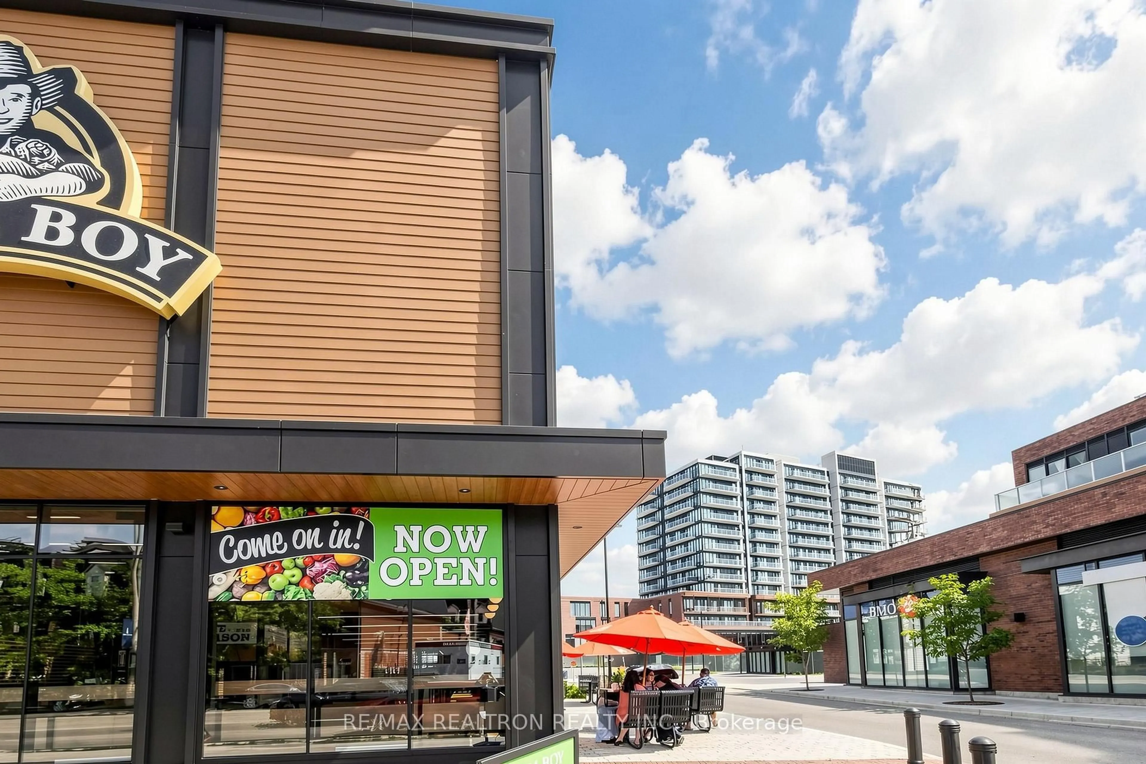 Patio, street for 220 Missinnihe Way #817, Mississauga Ontario L5H 0A9
