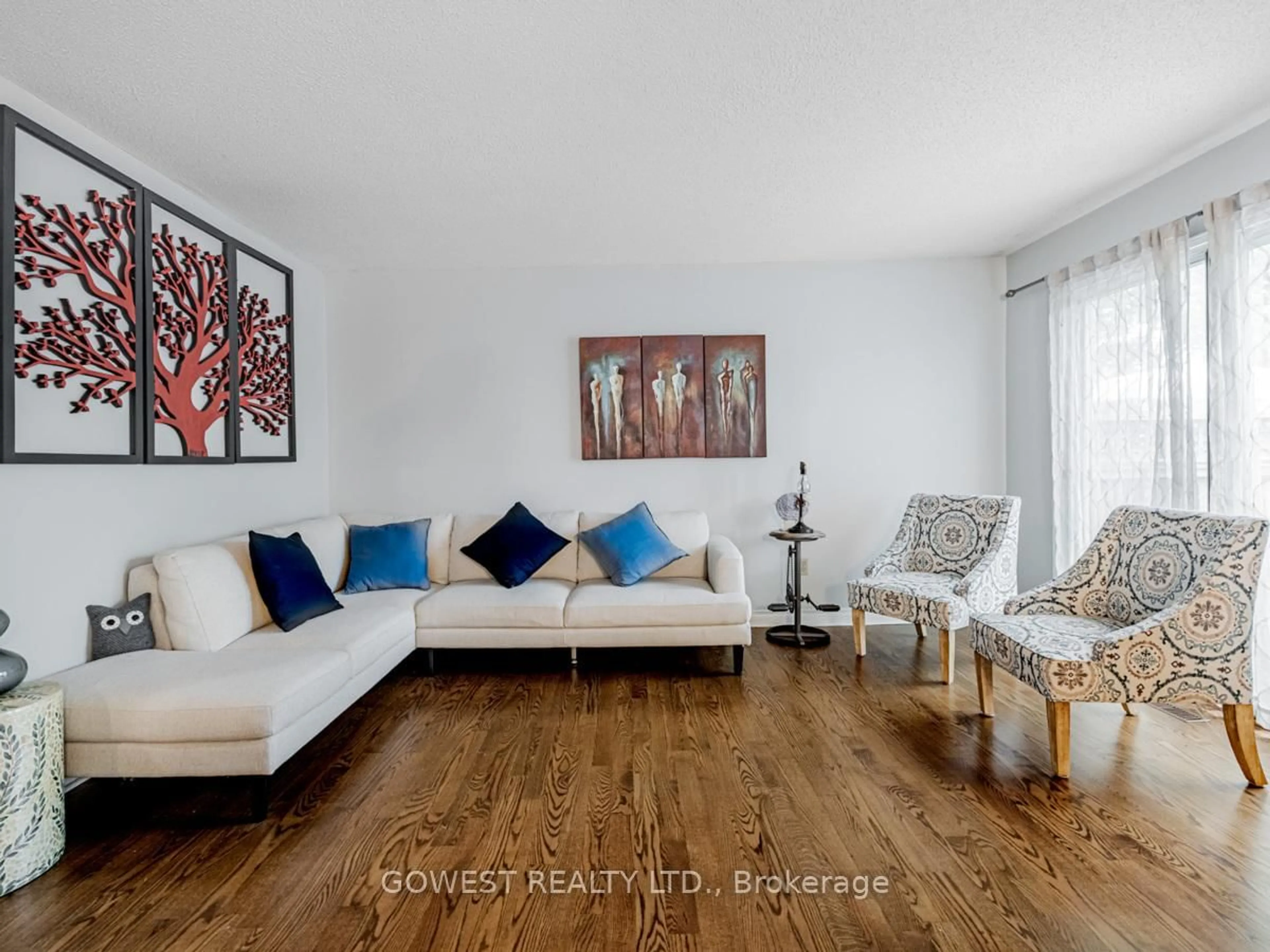 Living room with furniture, wood/laminate floor for 3050 Orleans Rd #31, Mississauga Ontario L5L 5P7