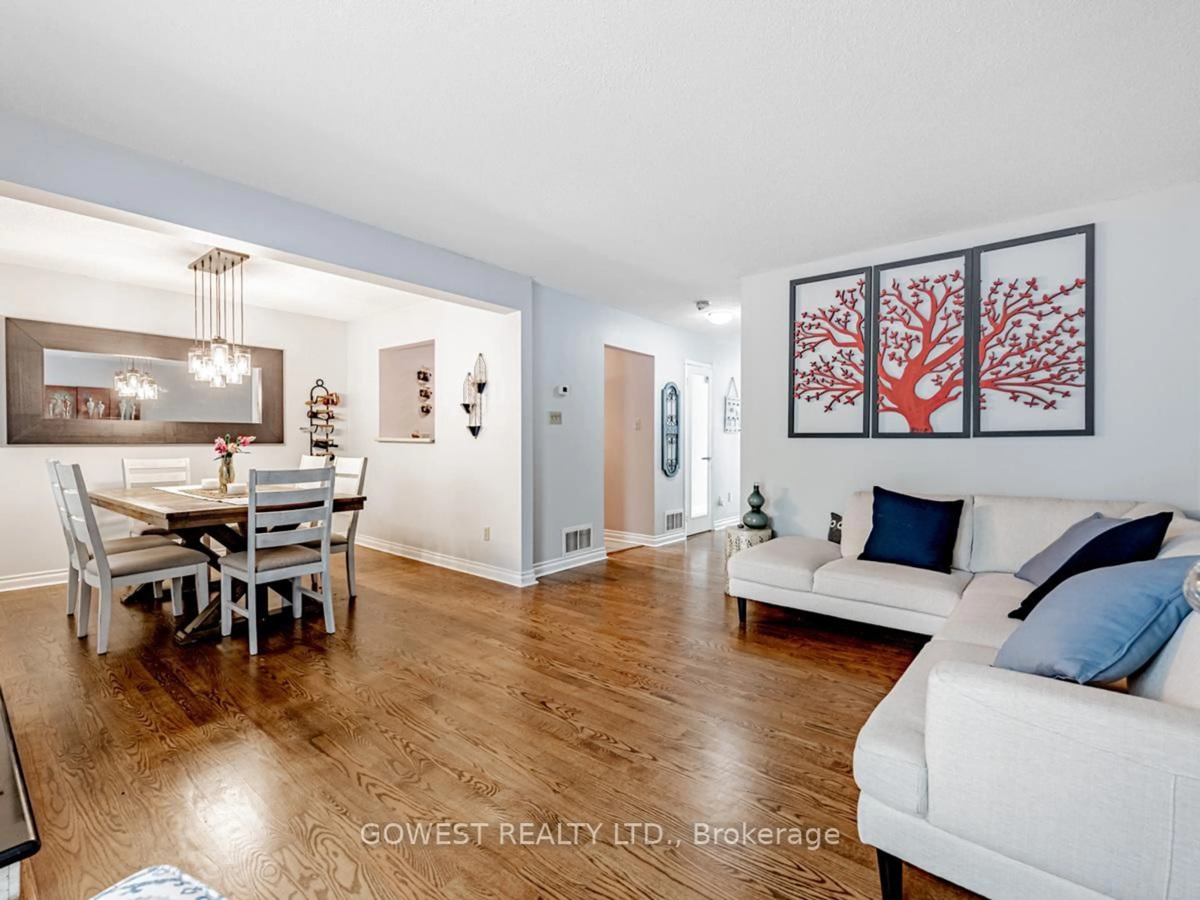 Living room with furniture, unknown for 3050 Orleans Rd #31, Mississauga Ontario L5L 5P7