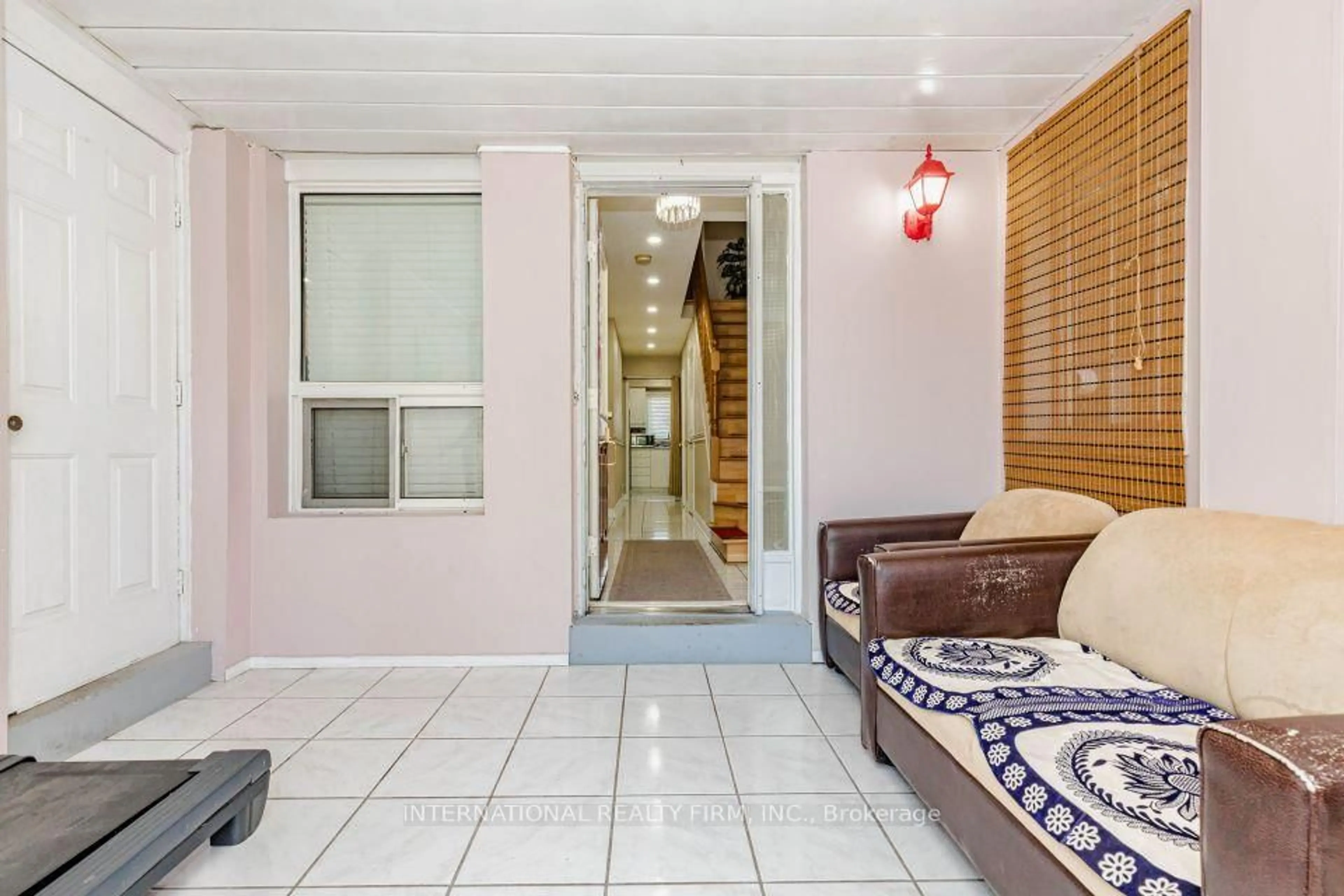 Indoor entryway for 26 Sandmere Ave, Brampton Ontario L6Z 4B3