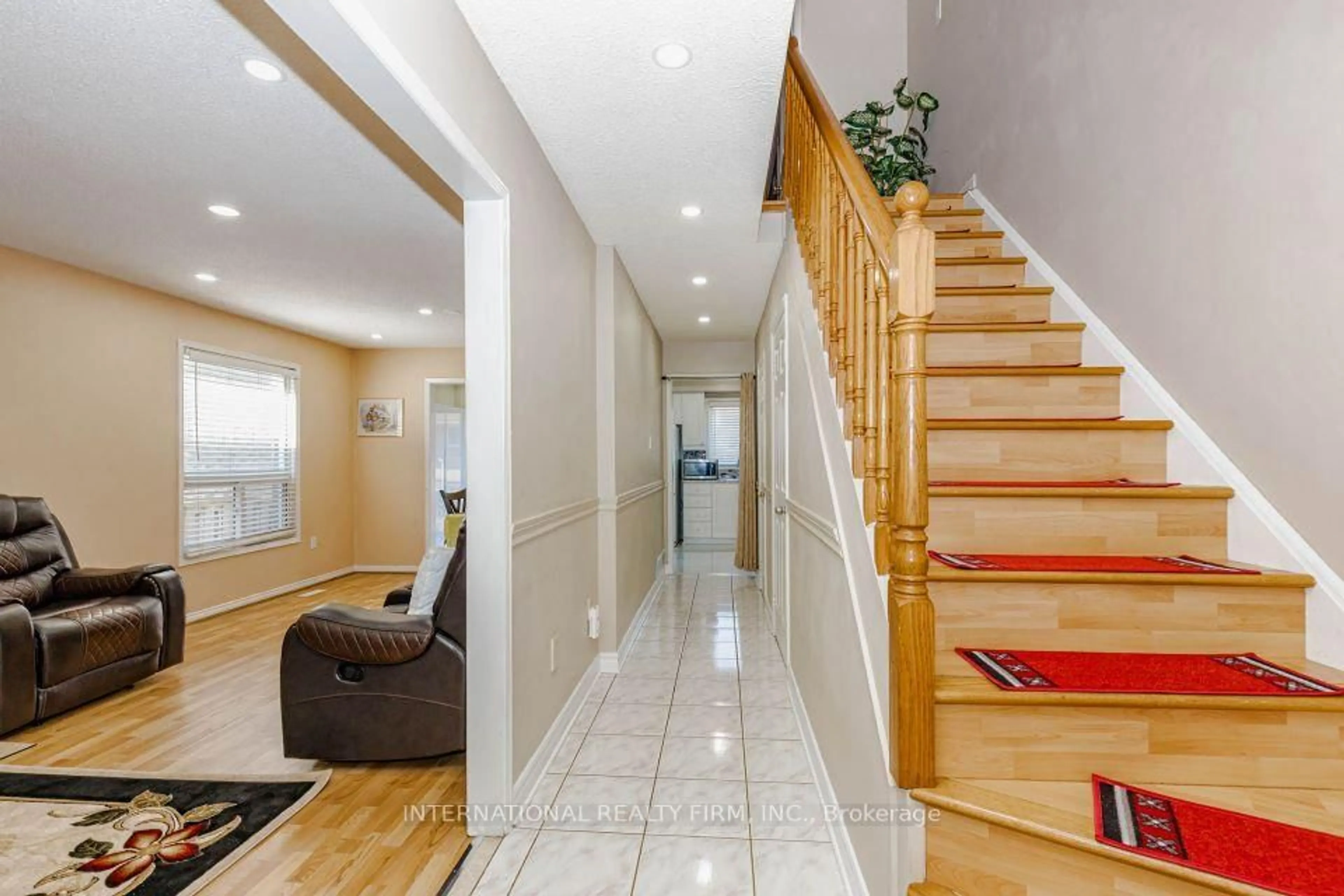 Indoor foyer for 26 Sandmere Ave, Brampton Ontario L6Z 4B3