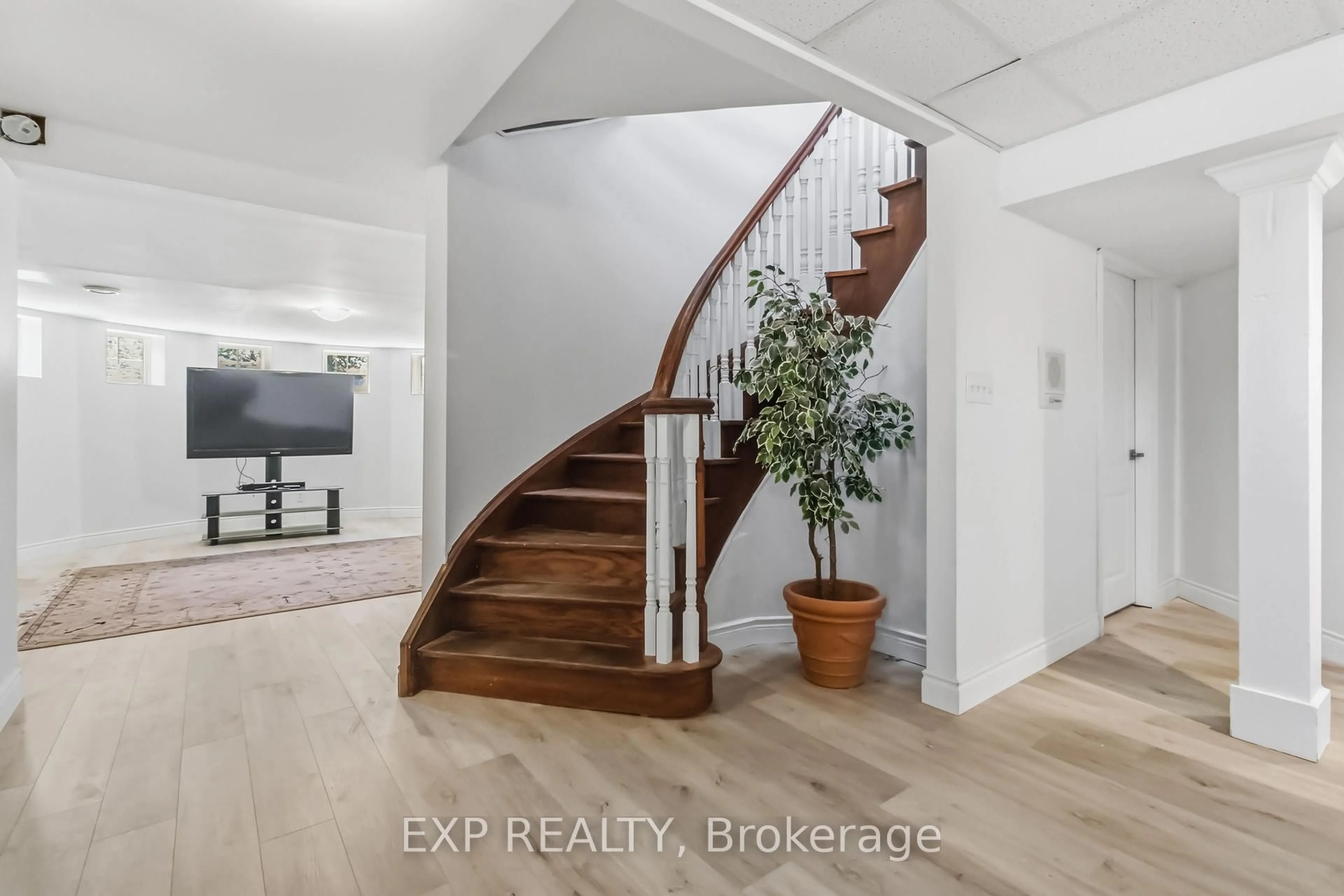 Indoor entryway for 1401 Tamworth Crt, Burlington Ontario L7P 4V3