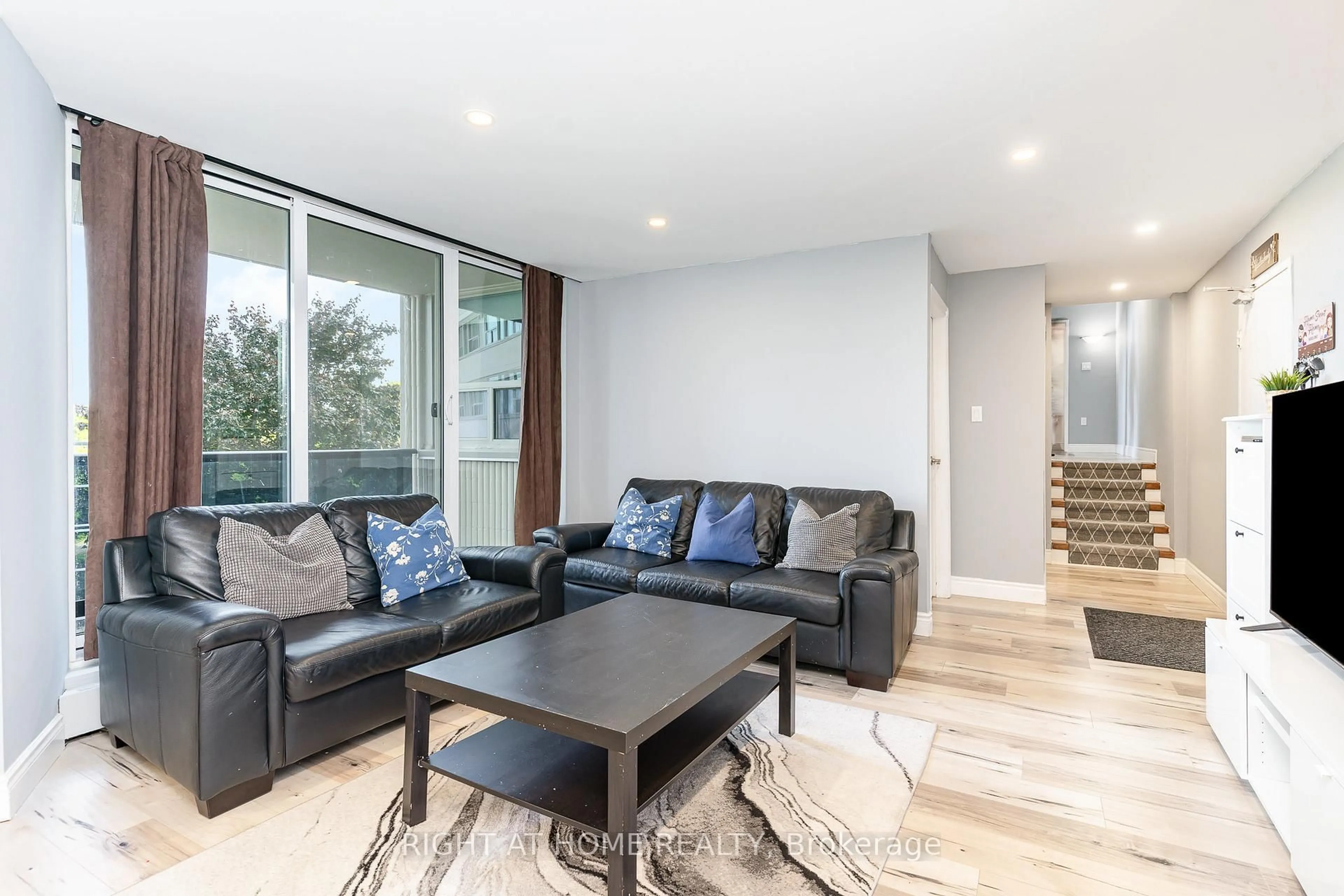 Living room with furniture, unknown for 530 Lolita Gdns #505, Mississauga Ontario L5A 3T2