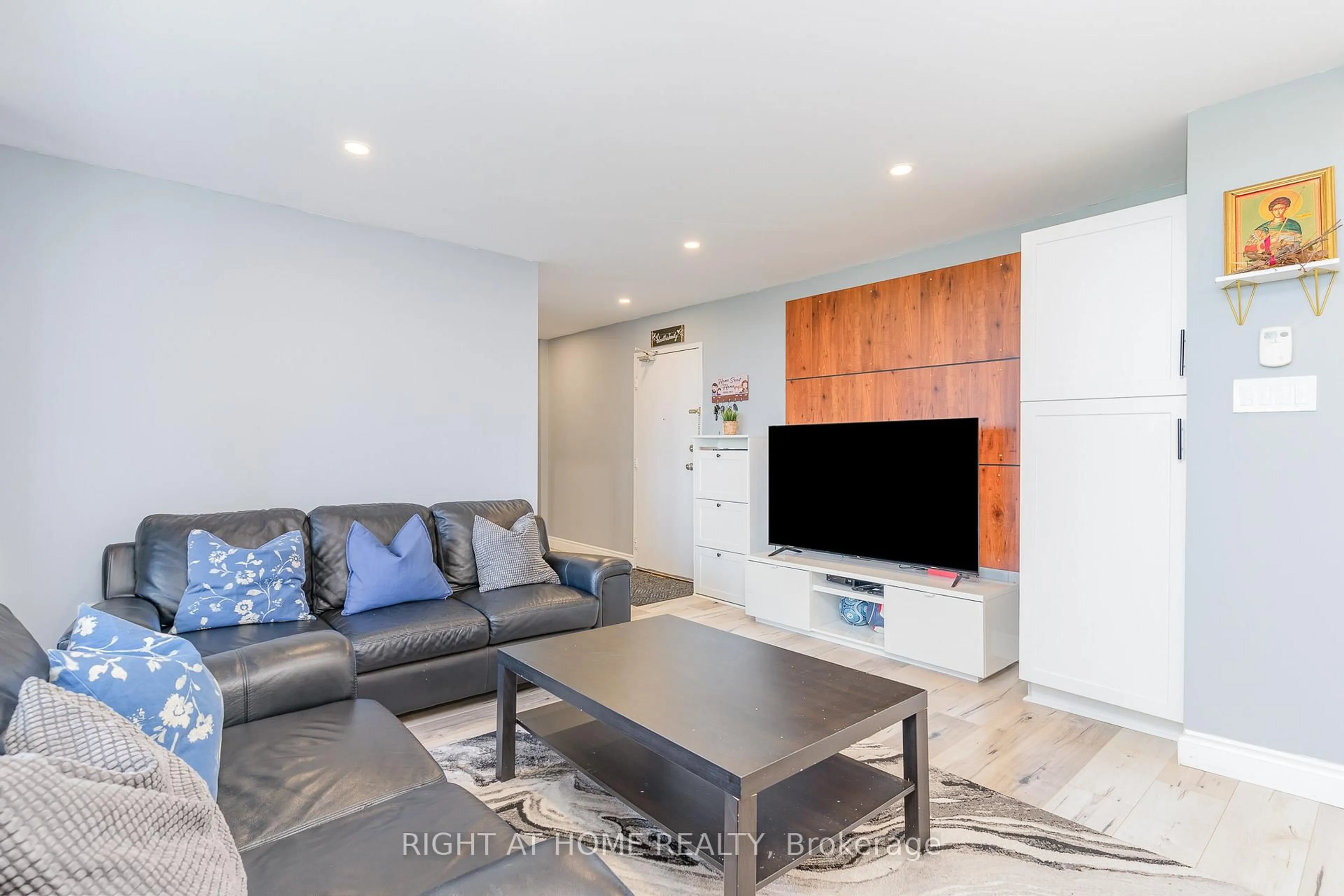 Living room with furniture, unknown for 530 Lolita Gdns #505, Mississauga Ontario L5A 3T2
