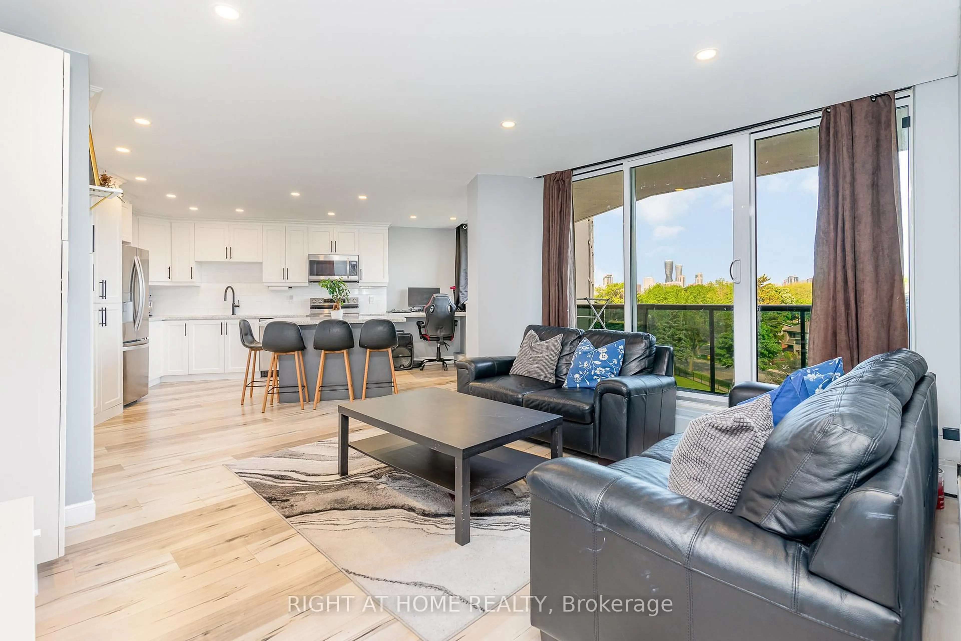 Open concept kitchen, unknown for 530 Lolita Gdns #505, Mississauga Ontario L5A 3T2
