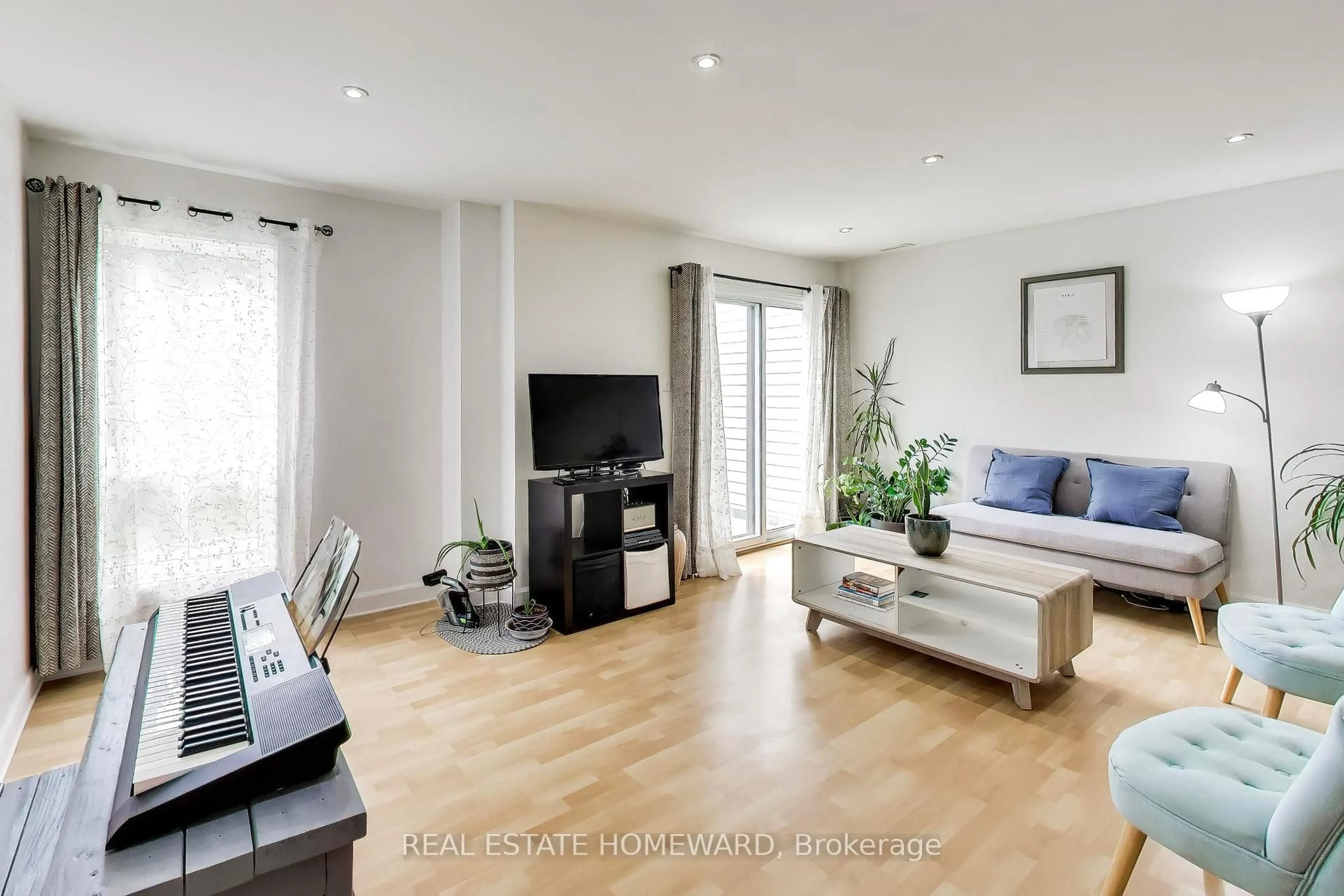 Living room with furniture, wood/laminate floor for 7251 Copenhagen Rd #36, Mississauga Ontario L5N 2H6