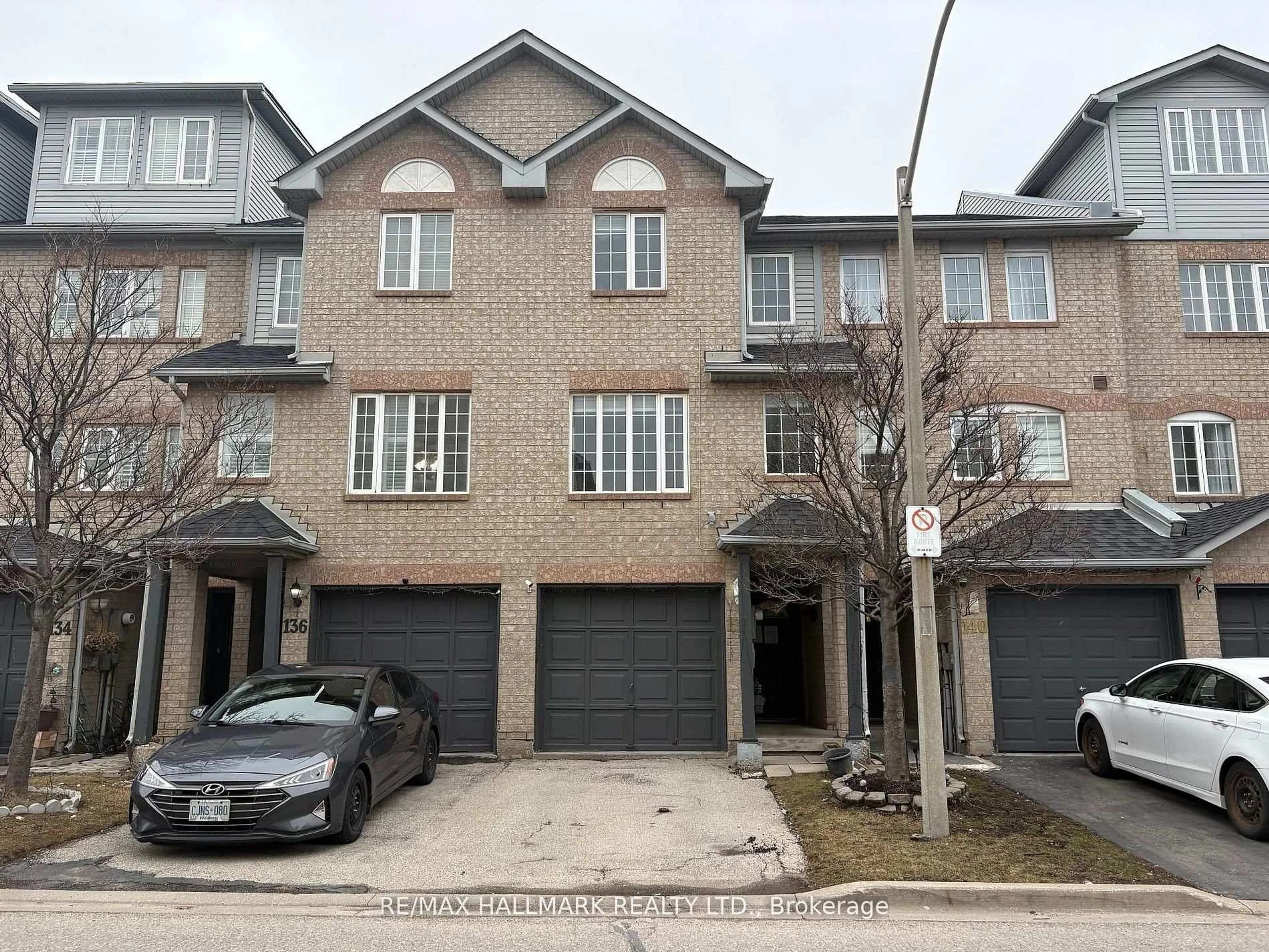 A pic from outside/outdoor area/front of a property/back of a property/a pic from drone, street for 138 Spadina Rd, Brampton Ontario L6X 4X6