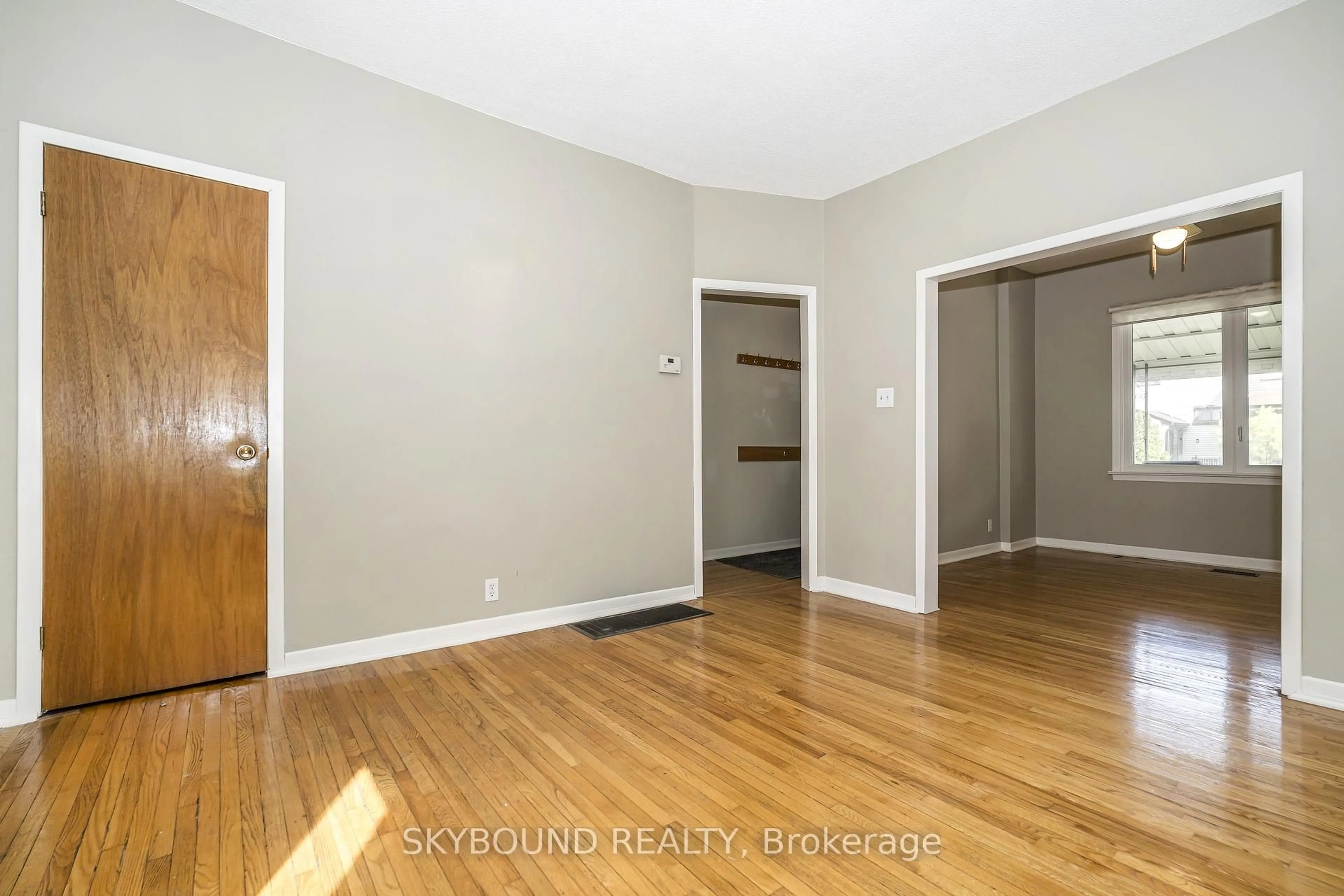 A pic of a room for 5 Manchester Ave, Toronto Ontario M6G 1V3