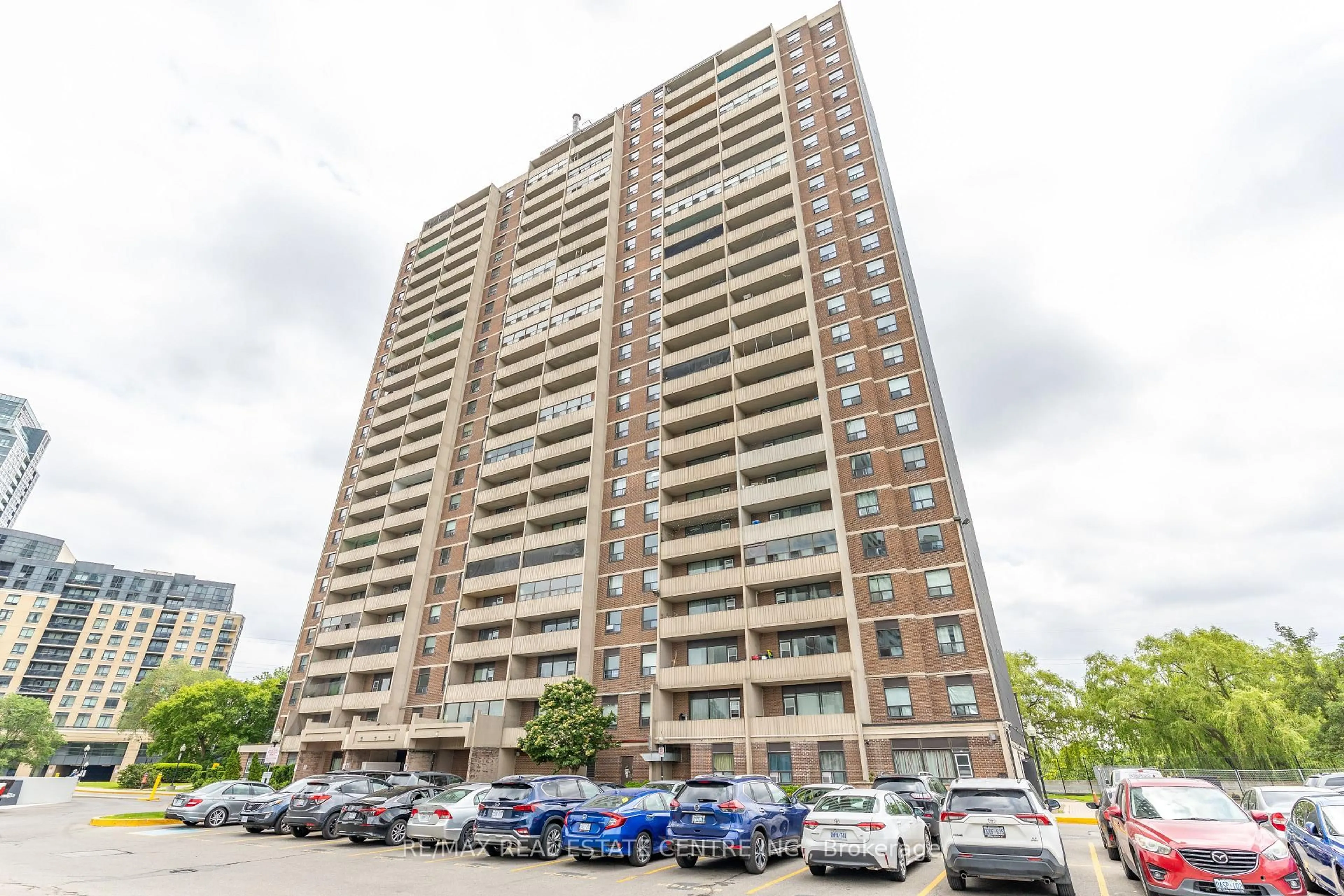 A pic from outside/outdoor area/front of a property/back of a property/a pic from drone, building for 3390 Weston Rd #1009, Toronto Ontario M9M 2X3