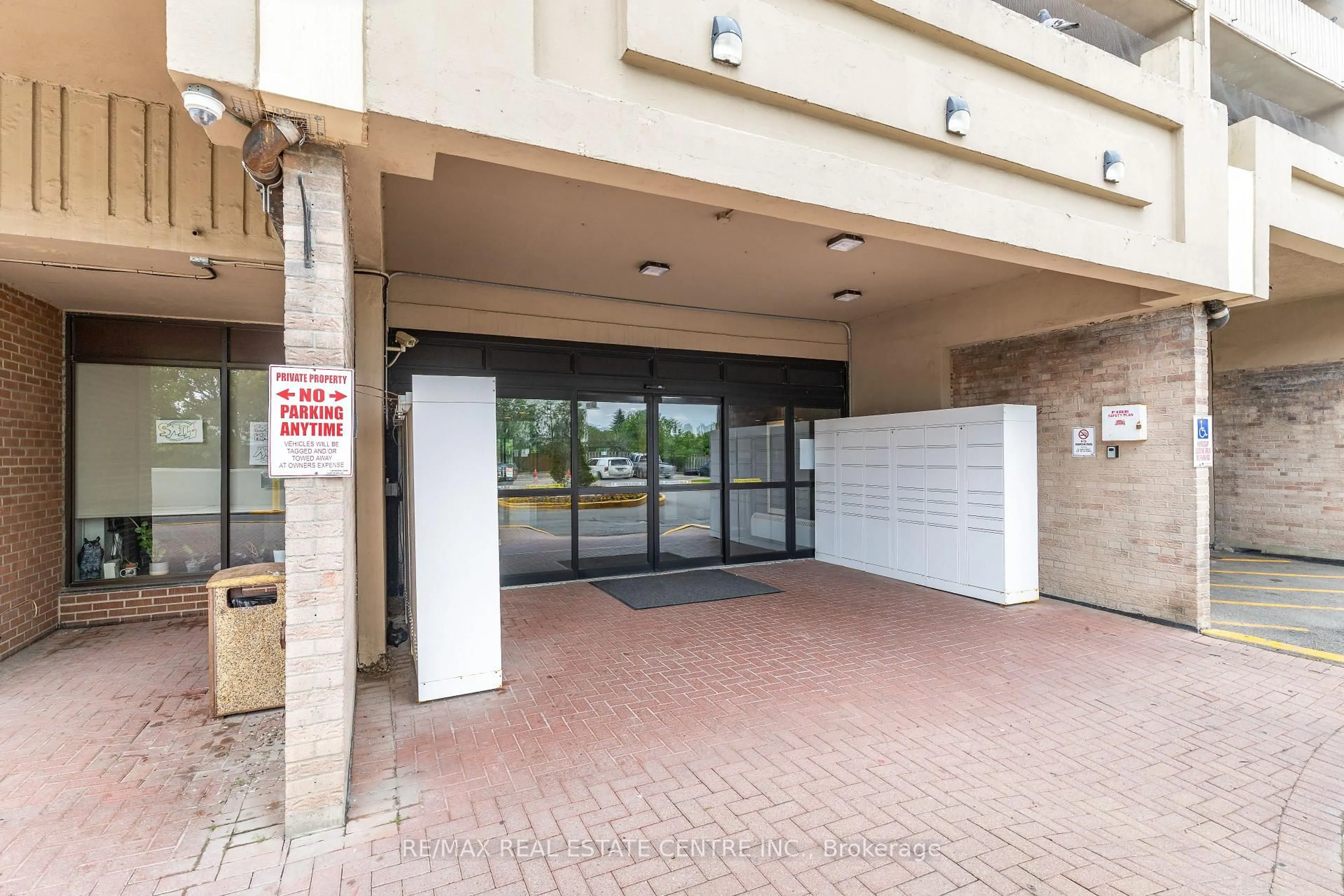 Indoor foyer for 3390 Weston Rd #1009, Toronto Ontario M9M 2X3