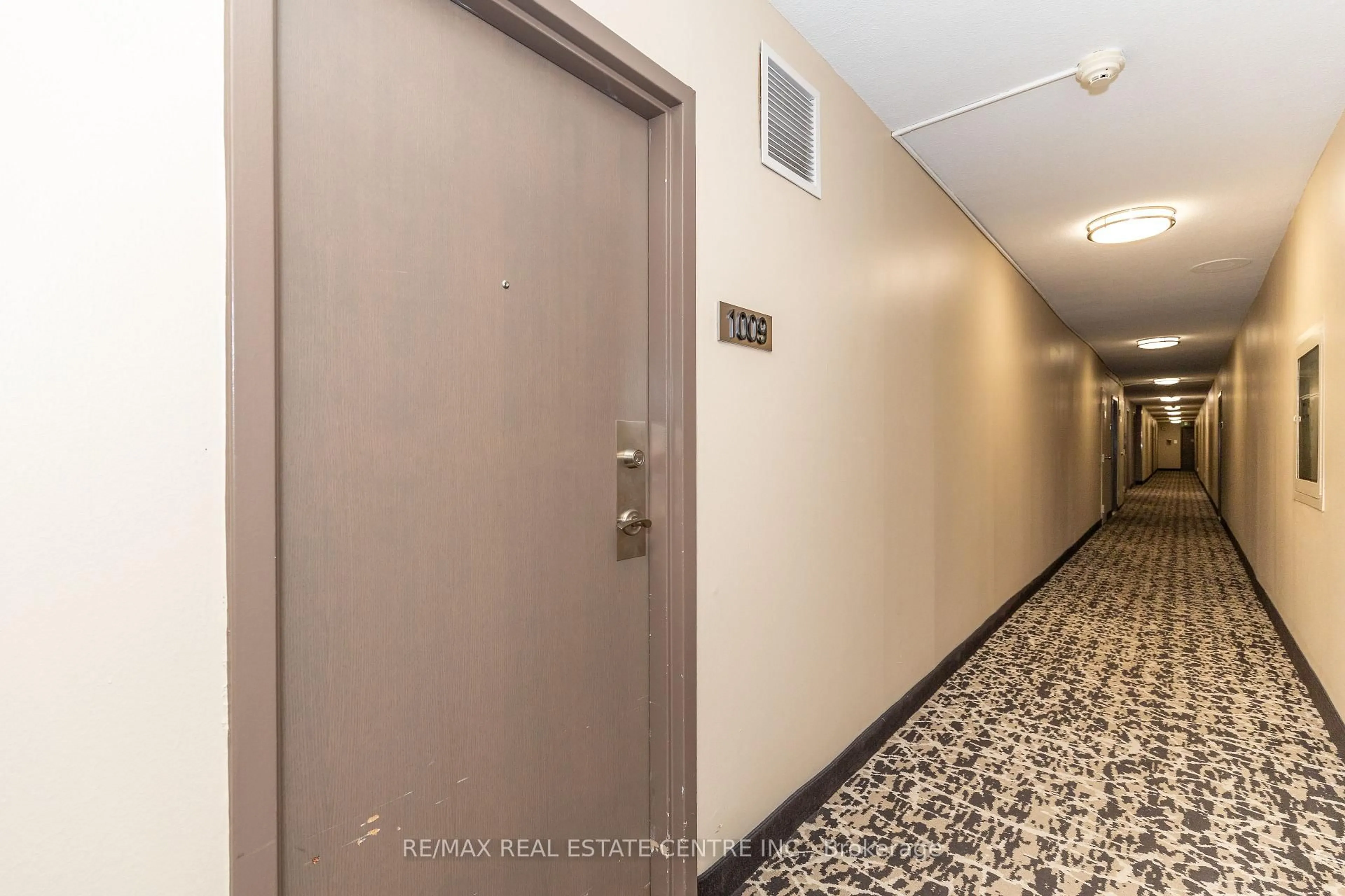 Indoor foyer for 3390 Weston Rd #1009, Toronto Ontario M9M 2X3