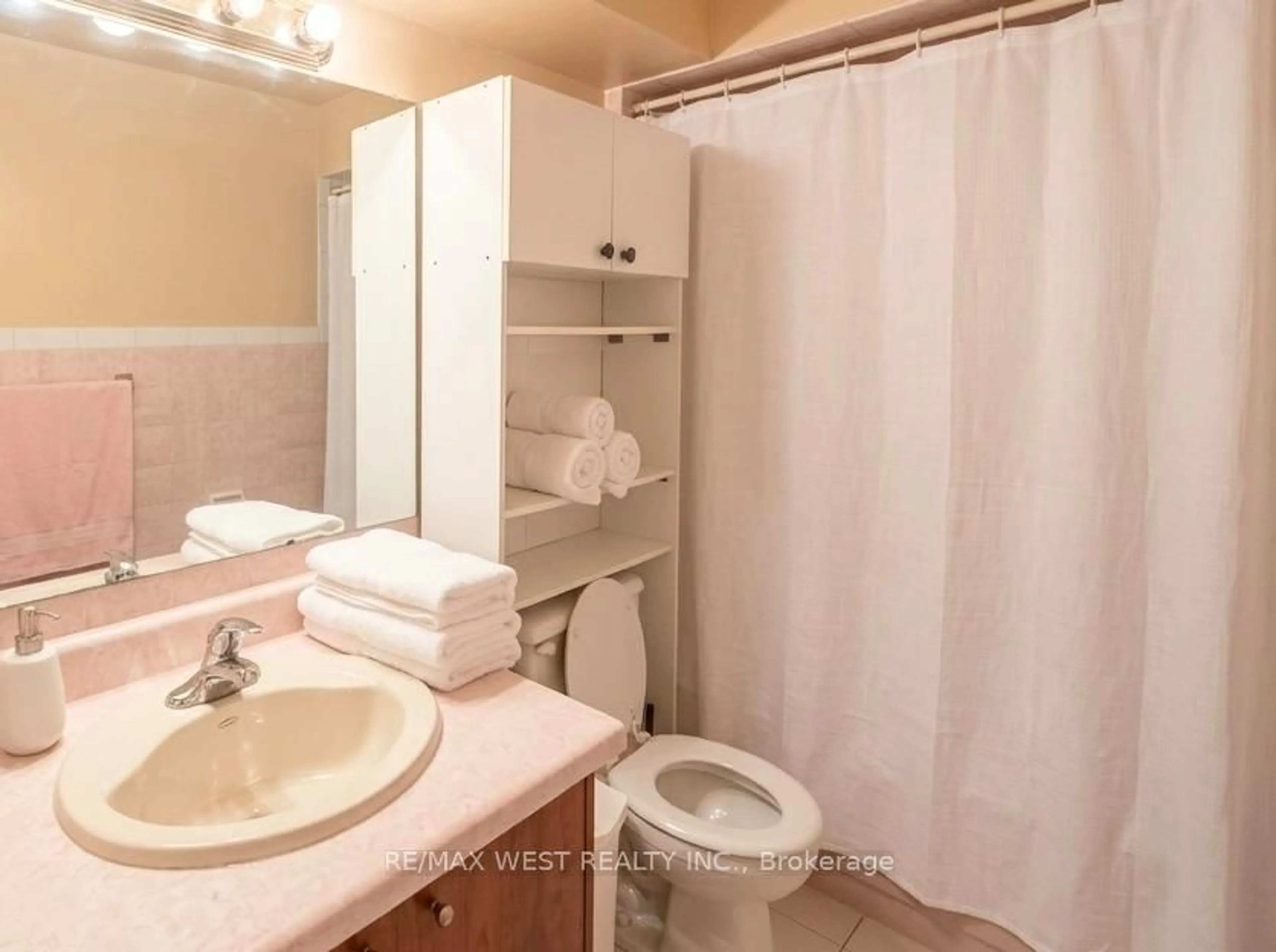 Standard bathroom, ceramic/tile floor for 19 Gosford Blvd #3, Toronto Ontario M3N 2G7