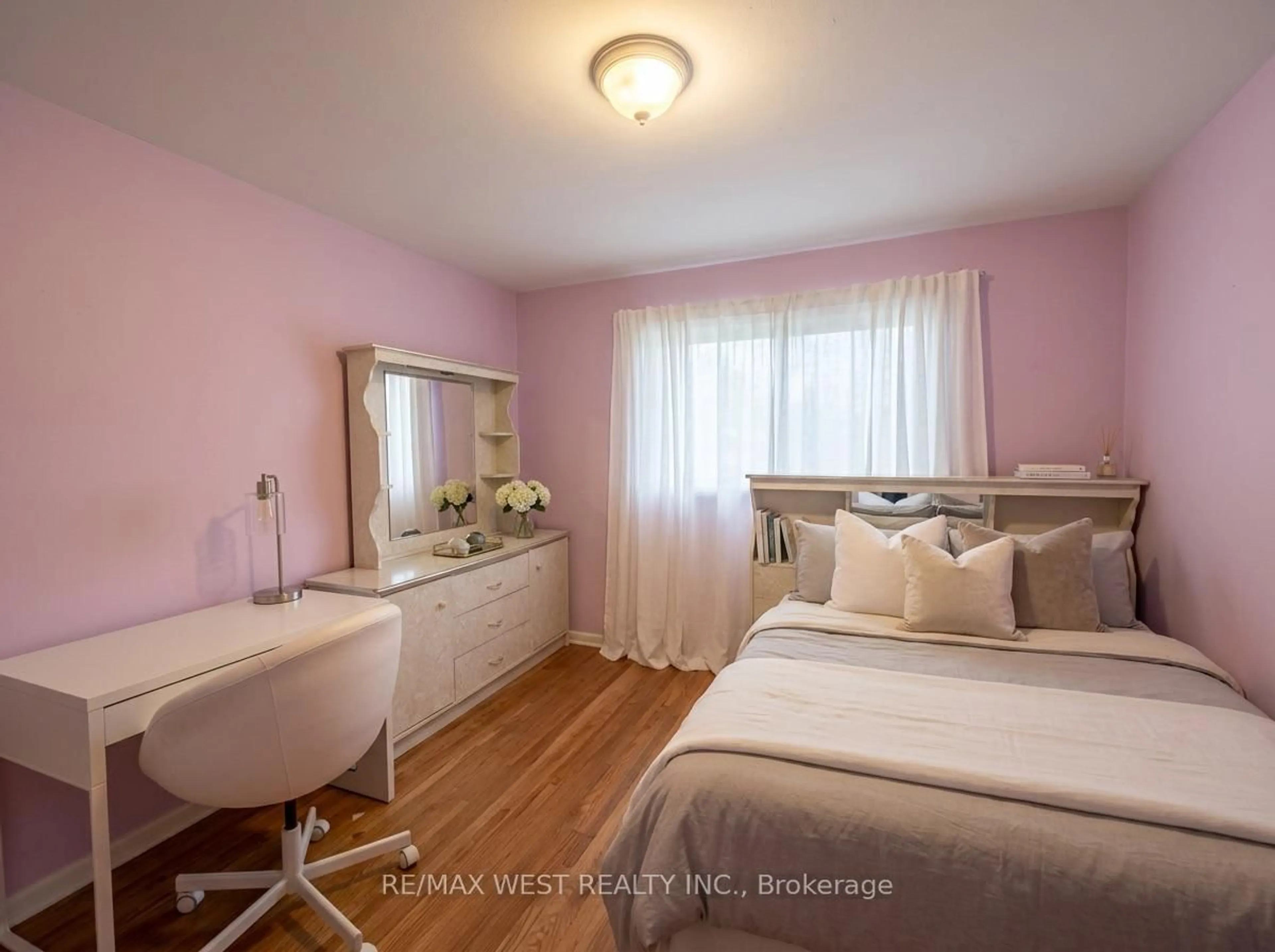 Bedroom with bed, wood/laminate floor for 19 Gosford Blvd #3, Toronto Ontario M3N 2G7