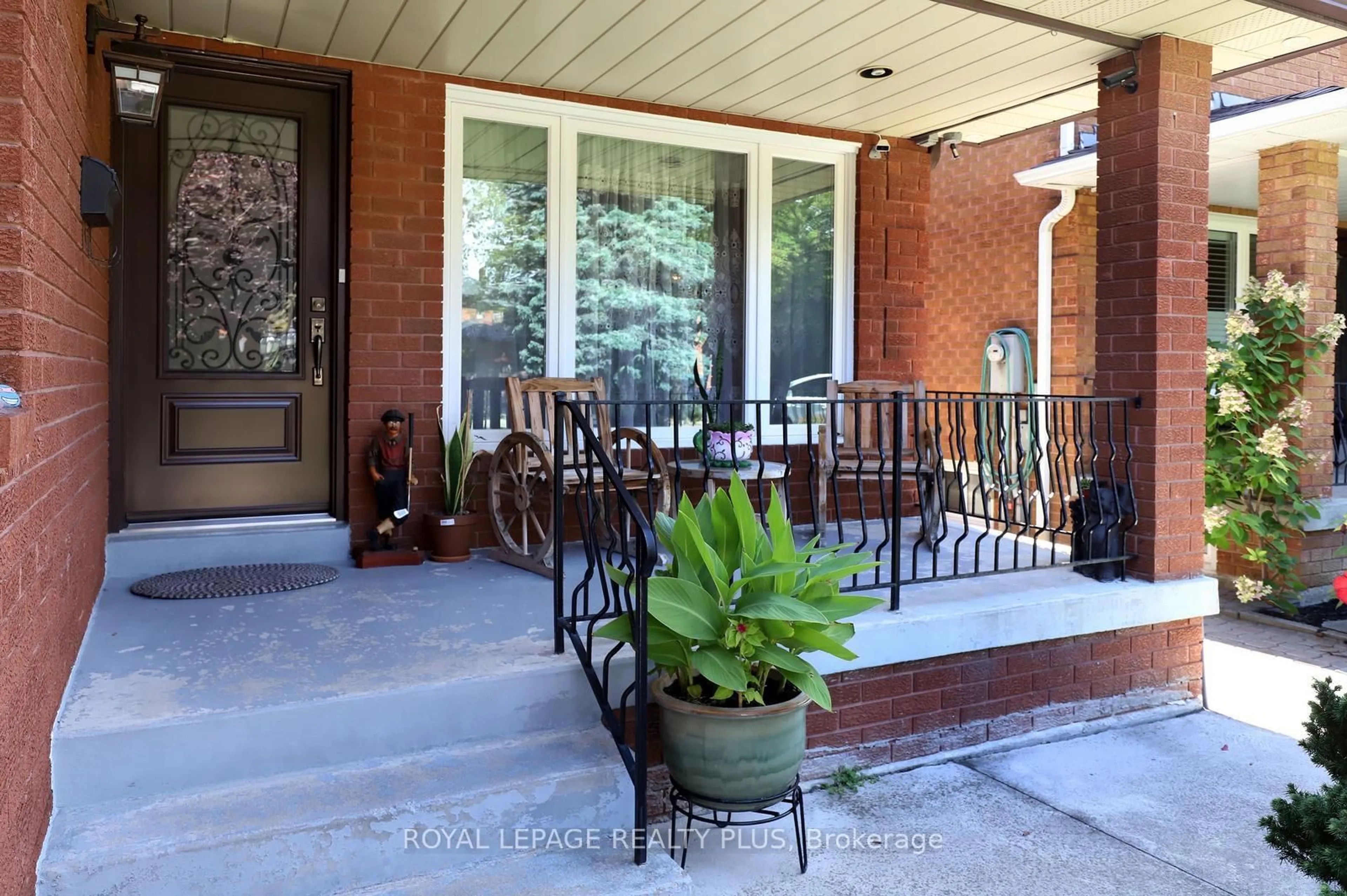 Patio, street for 1086 Hedge Dr, Mississauga Ontario L4Y 1G2