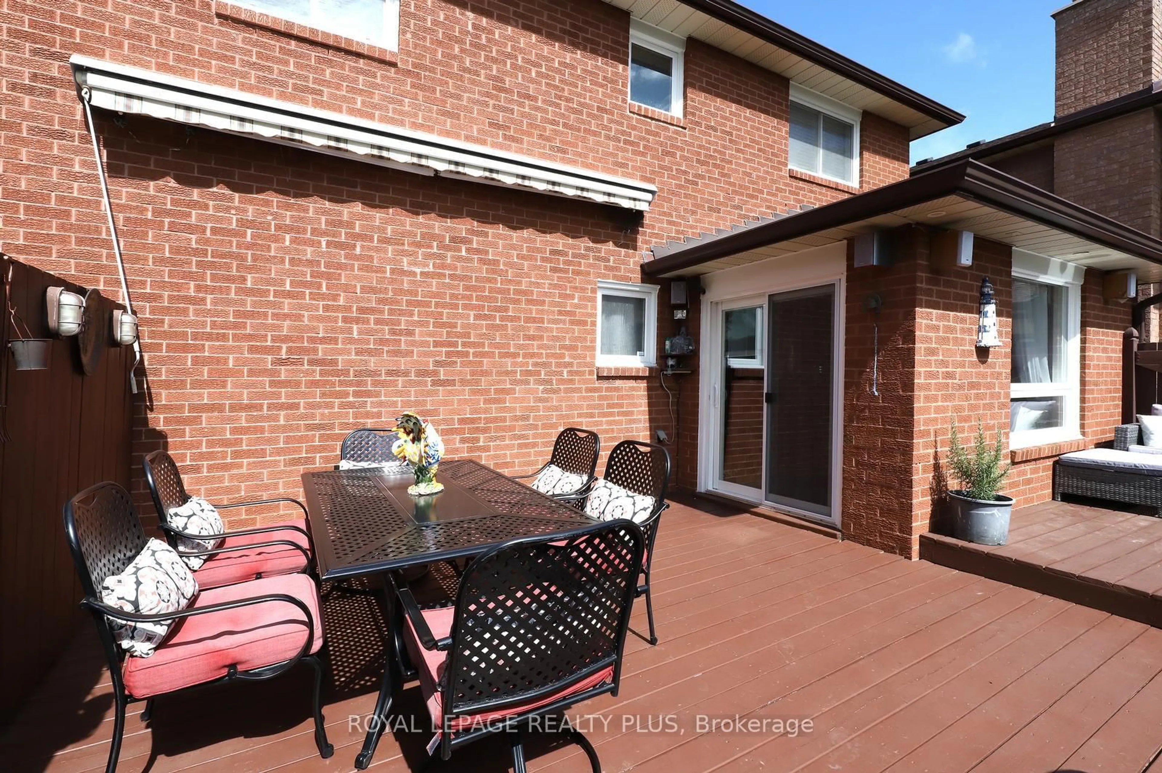 Patio, street for 1086 Hedge Dr, Mississauga Ontario L4Y 1G2