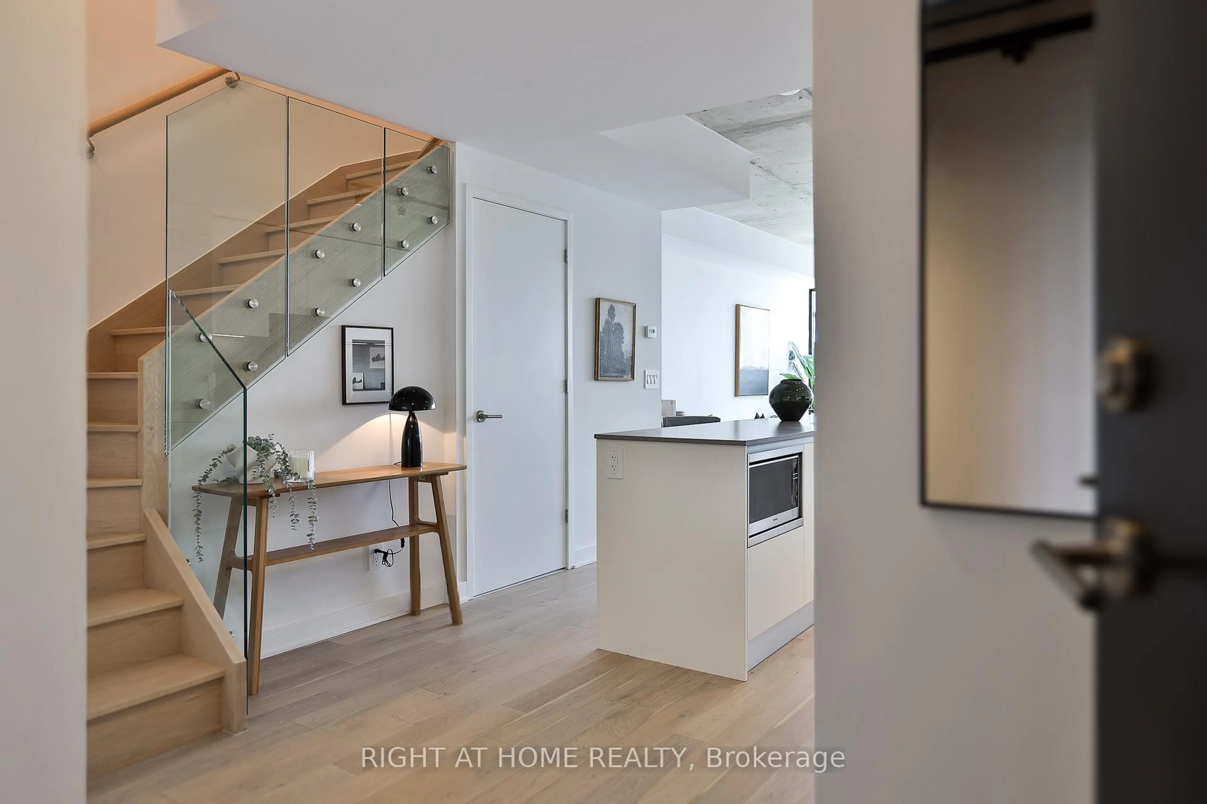 Indoor entryway for 2720 Dundas St #604, Toronto Ontario M6P 0C3