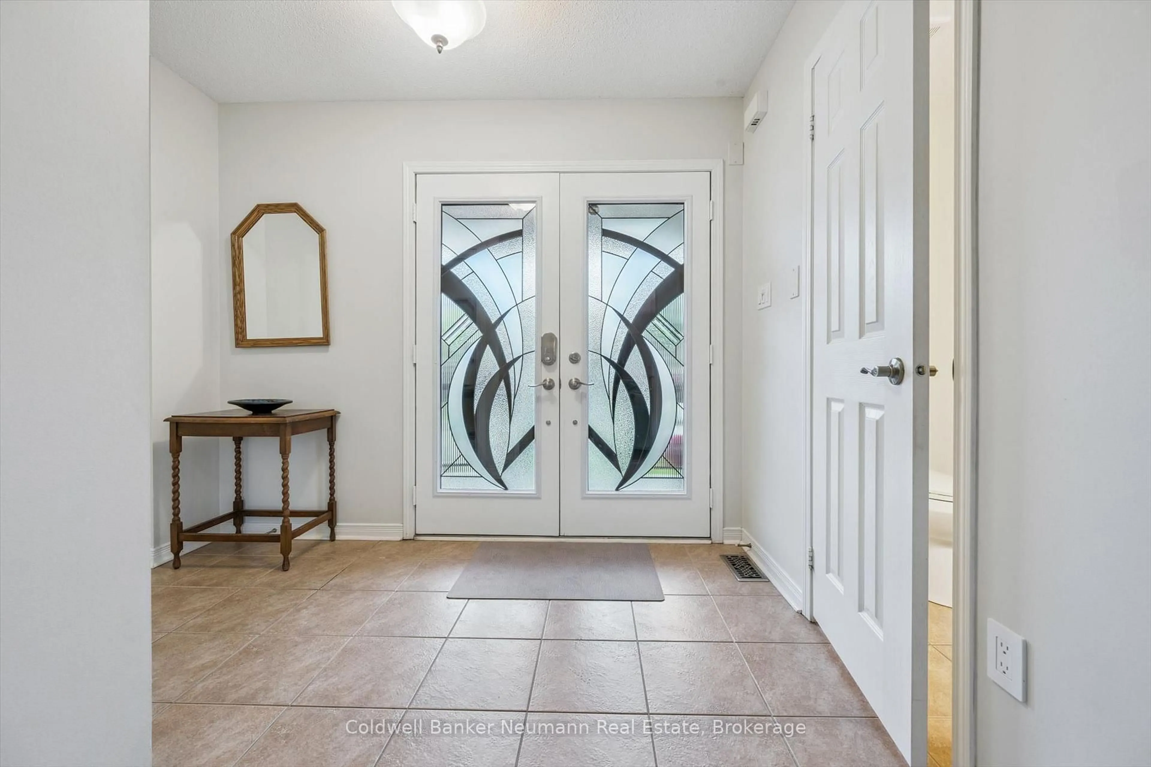 Indoor entryway for 308 Fasken Crt, Milton Ontario L9T 6S9