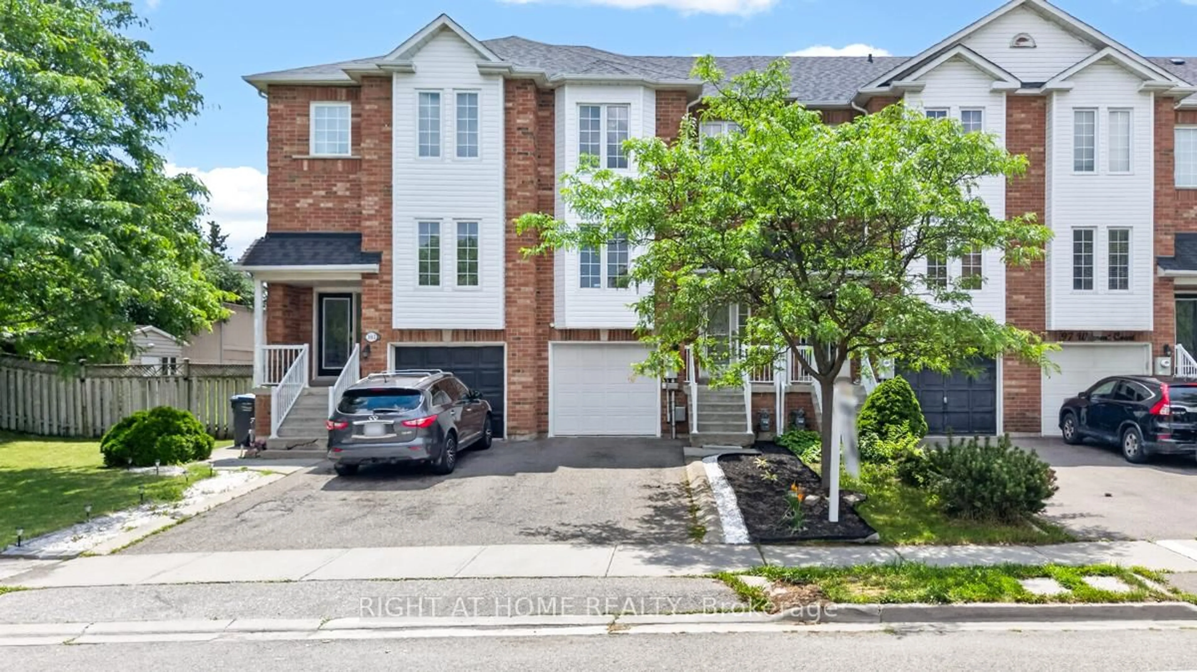 A pic from outside/outdoor area/front of a property/back of a property/a pic from drone, street for 101 Wilmont Crt, Brampton Ontario L6X 4Z7